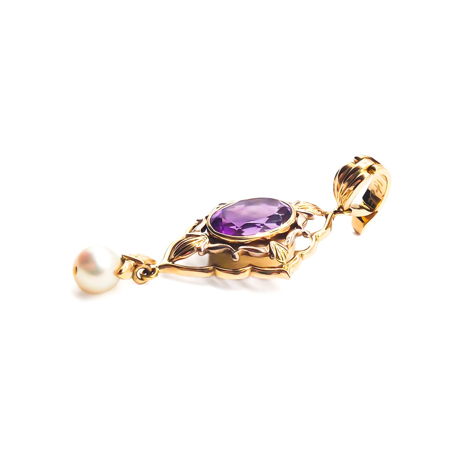 Stunning 14ct gold pendant set with a beautifully faceted oval amethyst and cultured pearl drop. Bale opens - allowing pendant to be added to pearls.