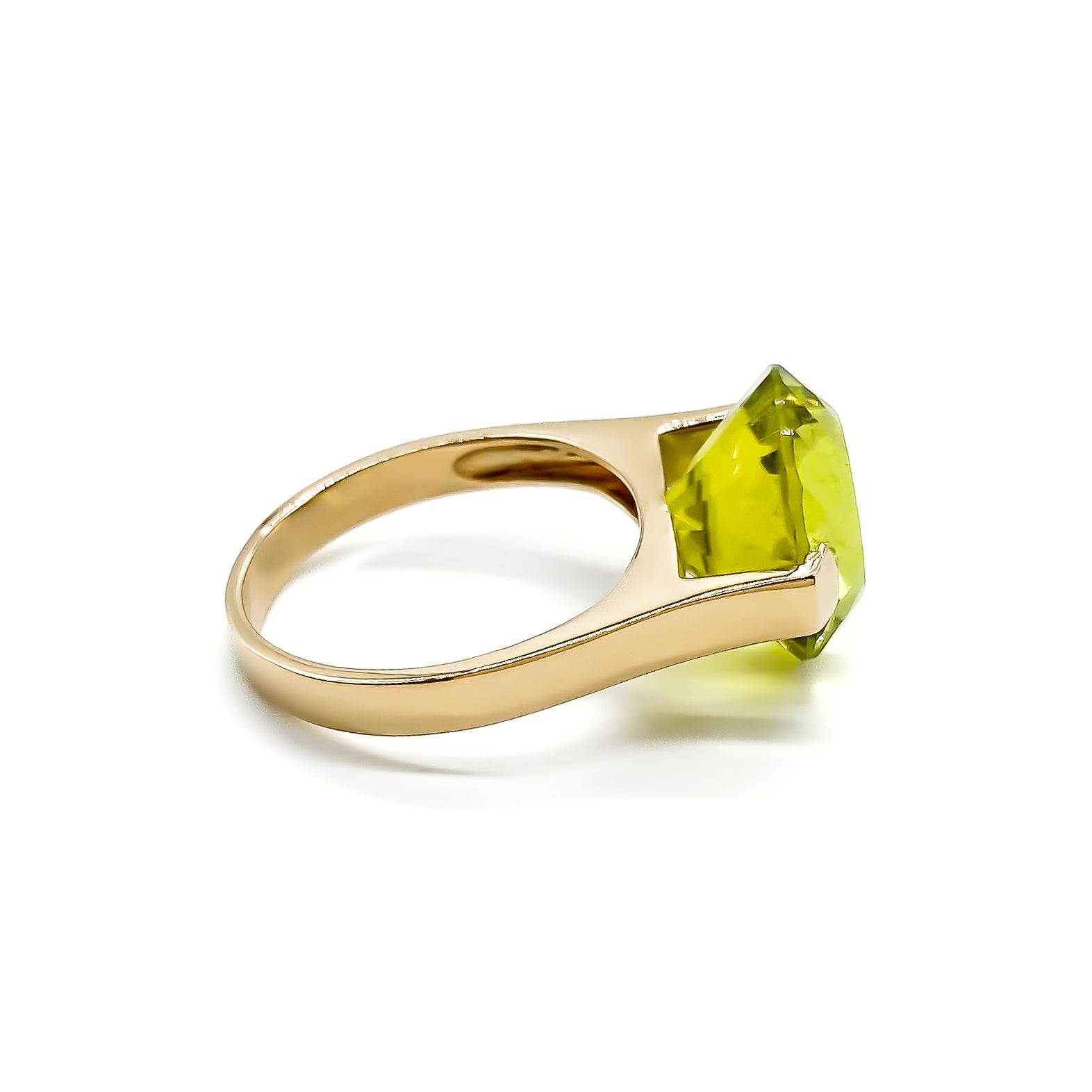 Stylish 14ct rose gold ring set with beautifully faceted bright green peridot stone.