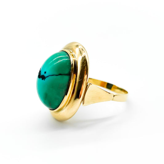 Stylish 14ct rose gold vintage ring set with a beautiful oval turquoise cabochon.  Circa 1940’s