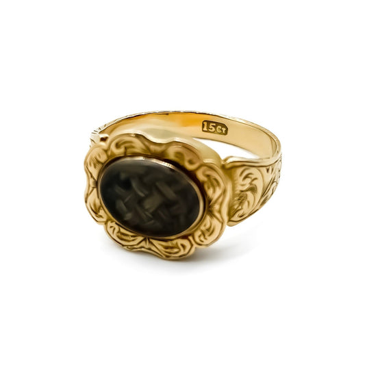 Beautifully engraved 15ct rose gold Victorian mourning ring with plaited hair behind bevelled glass.