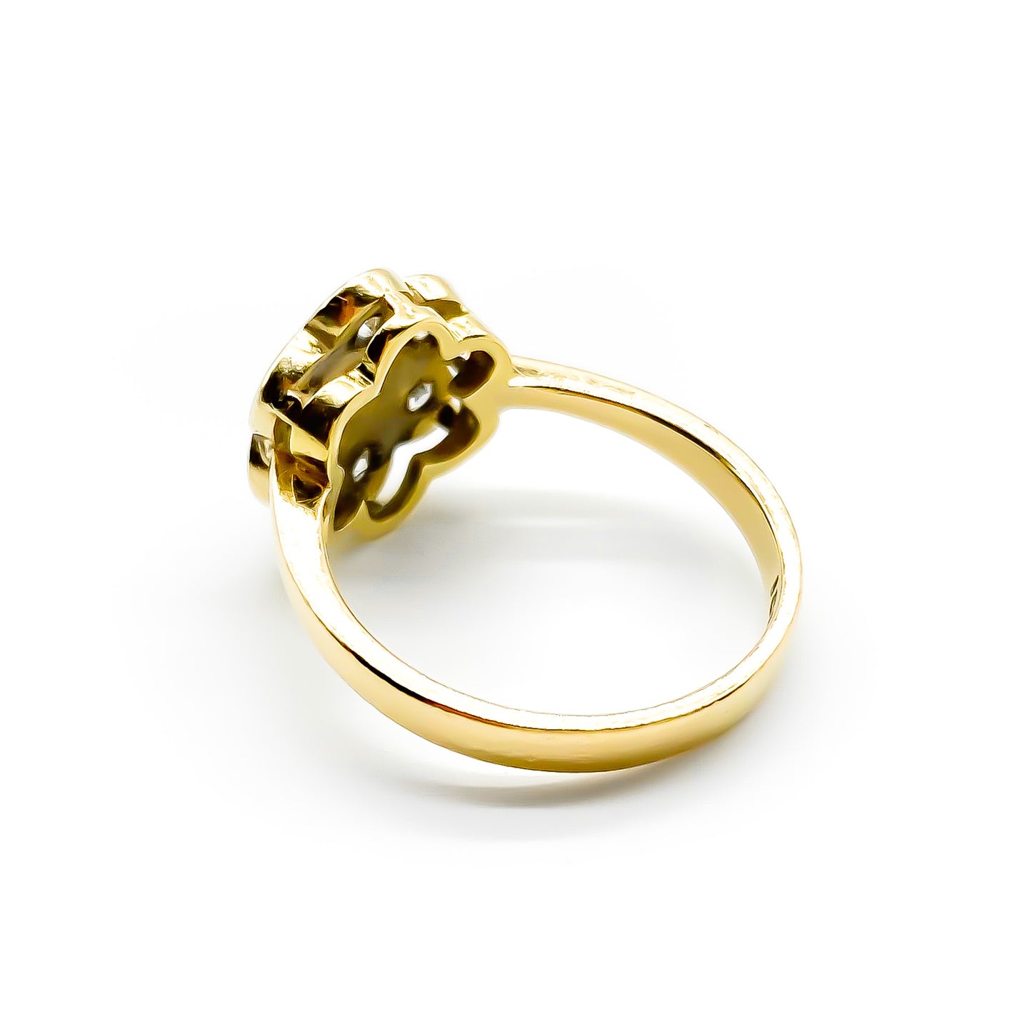 Lovely 18ct gold ring set with seven old-cut diamonds in the shape of a flower.