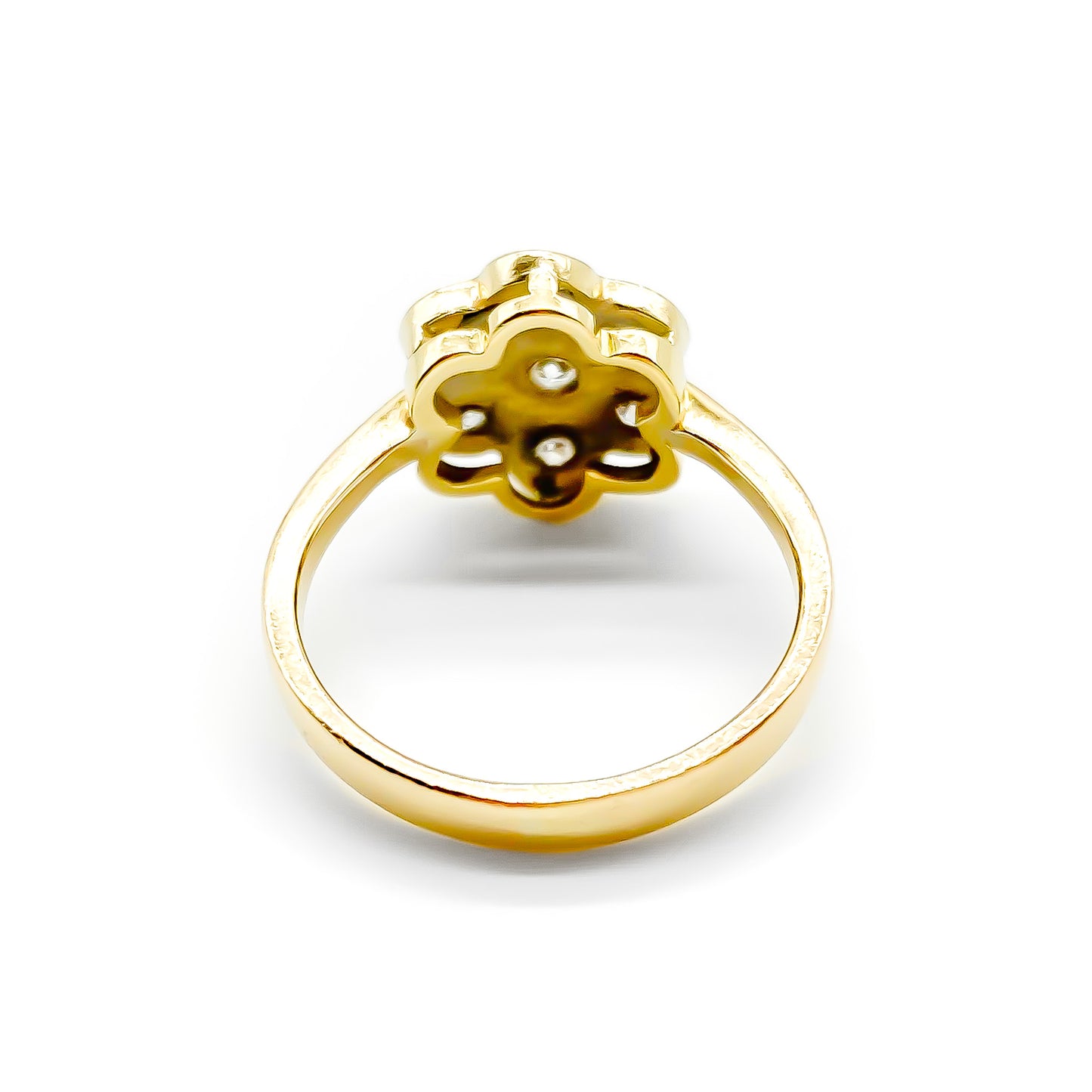 Lovely 18ct gold ring set with seven old-cut diamonds in the shape of a flower.