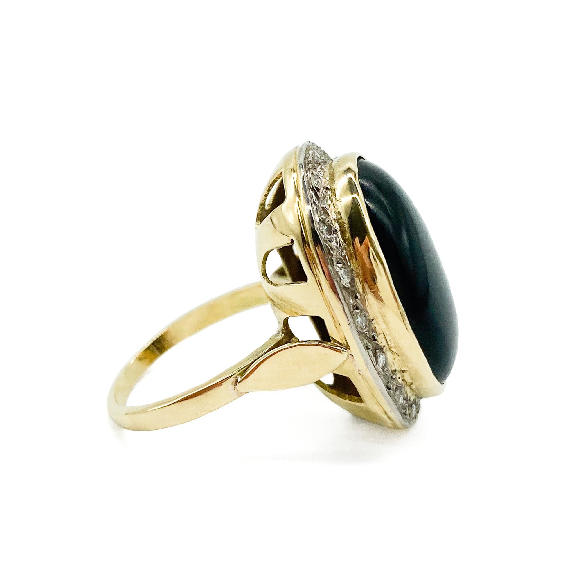 Magnificent vintage 18ct gold ring set with sixteen small diamonds and an oval cabochon onyx stone. Argentina