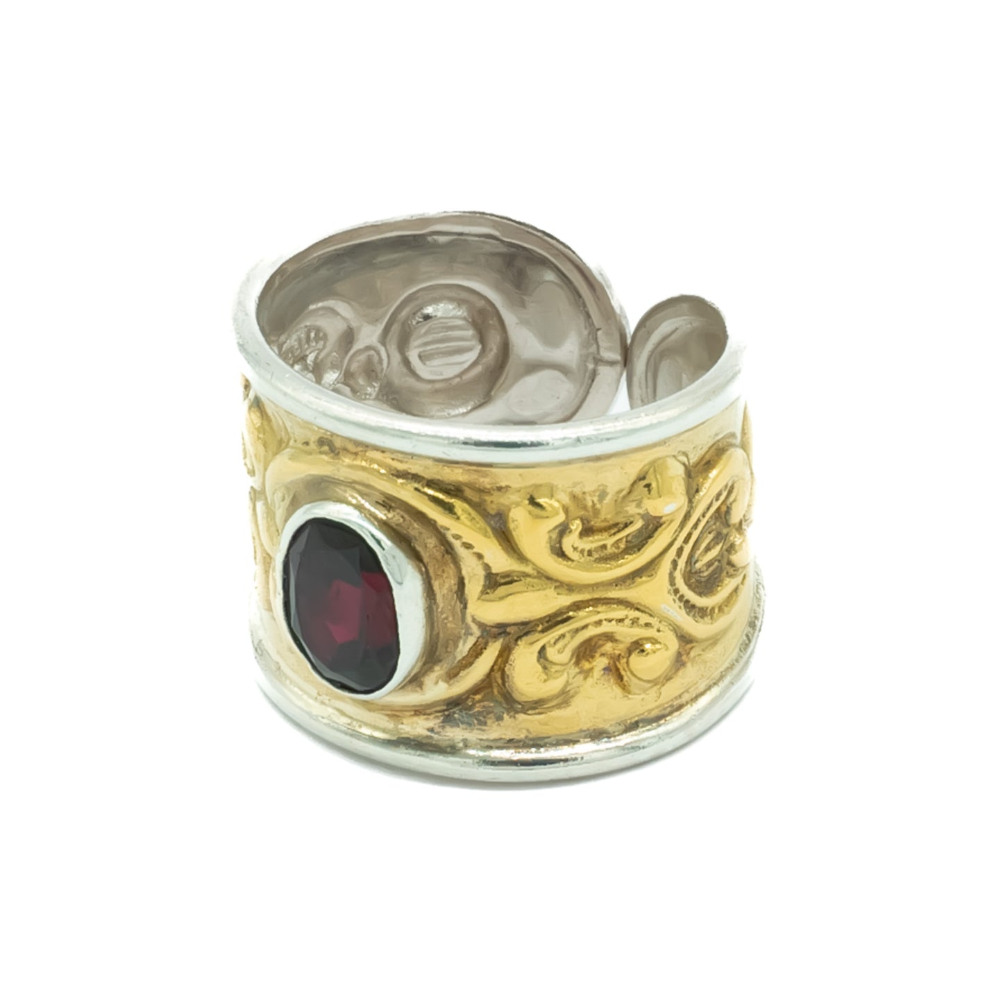 Gorgeous vintage 18ct yellow gold on silver repoussé band set with a deep red oval faceted garnet. Italy
