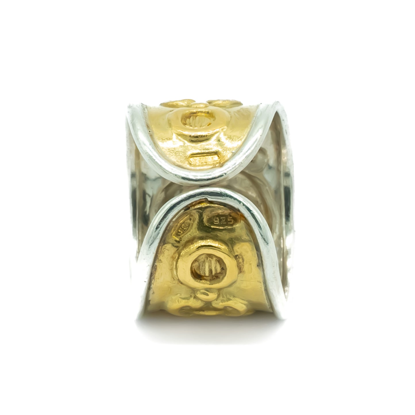 Gorgeous vintage 18ct yellow gold on silver repoussé band set with a deep red oval faceted garnet. Italy