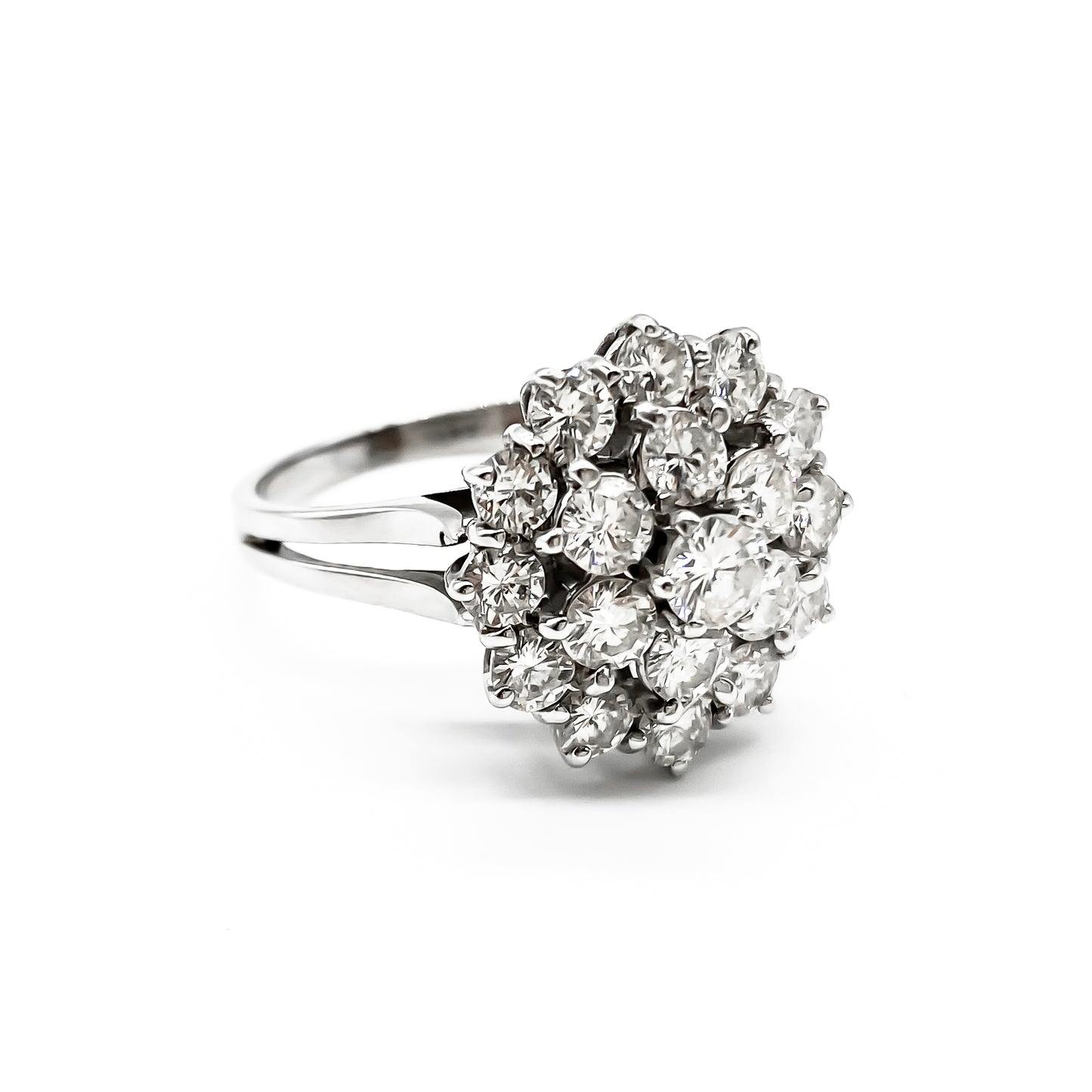 Glamorous 18ct white gold ring with nineteen sparkling diamonds in a cluster tier setting. Size: P