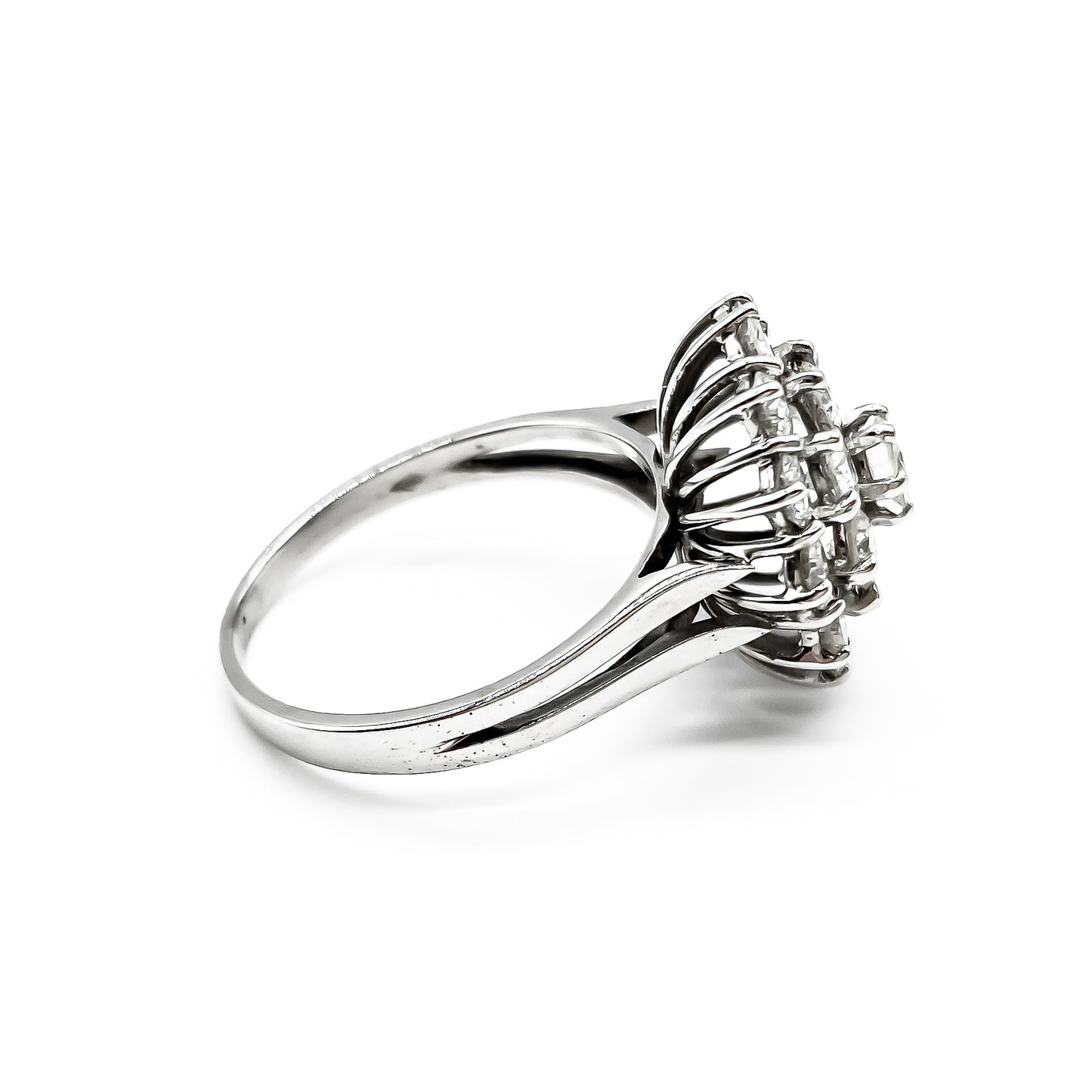 Glamorous 18ct white gold ring with nineteen sparkling diamonds in a cluster tier setting. Size: P