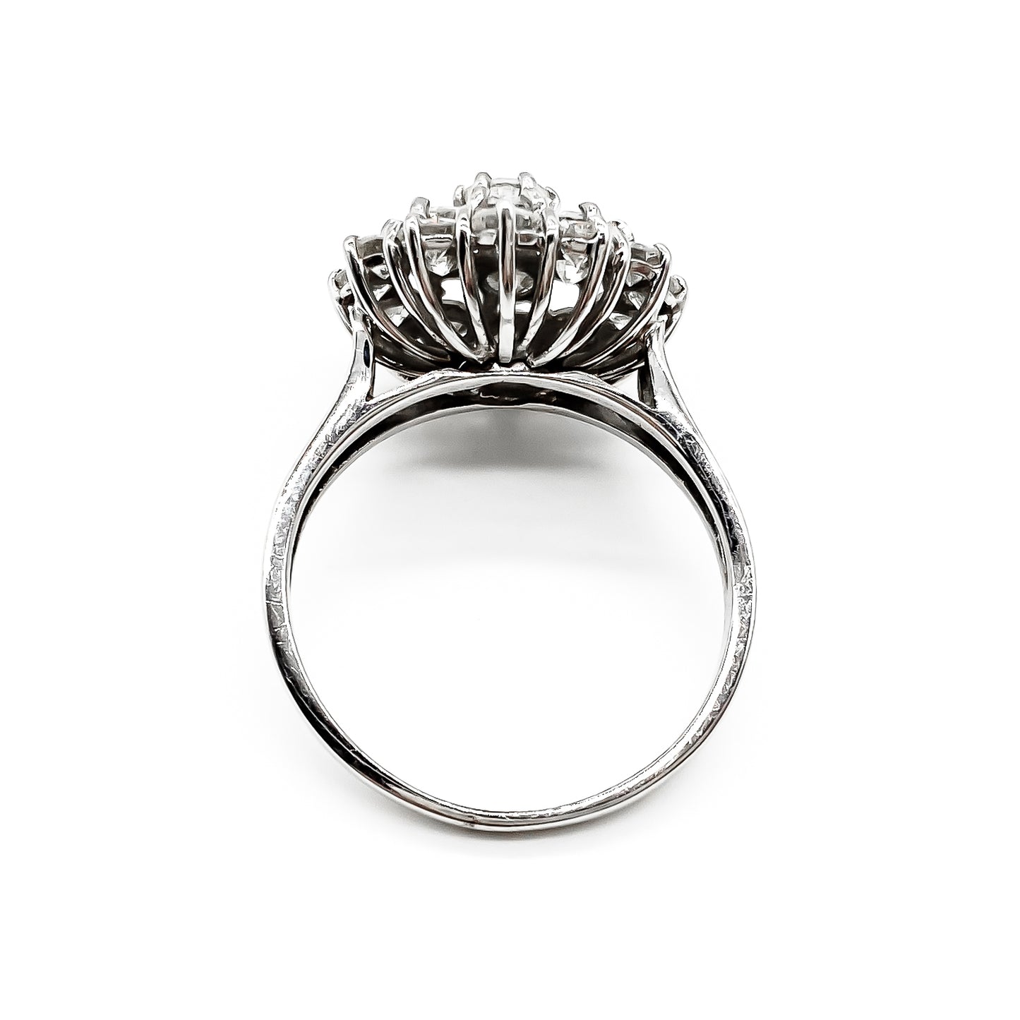 Glamorous 18ct white gold ring with nineteen sparkling diamonds in a cluster tier setting. Size: P
