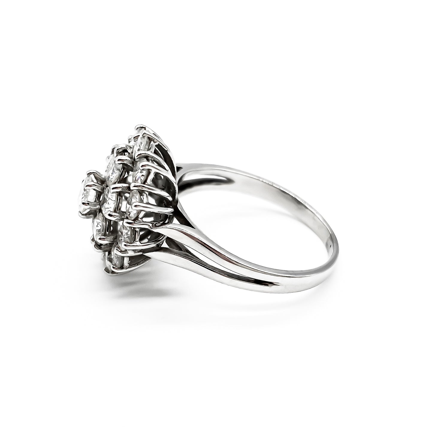 Glamorous 18ct white gold ring with nineteen sparkling diamonds in a cluster tier setting. Size: P