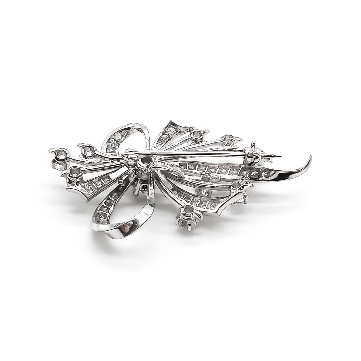 Exquisite 18ct white gold diamond brooch. A real statement piece! Circa 1940’s