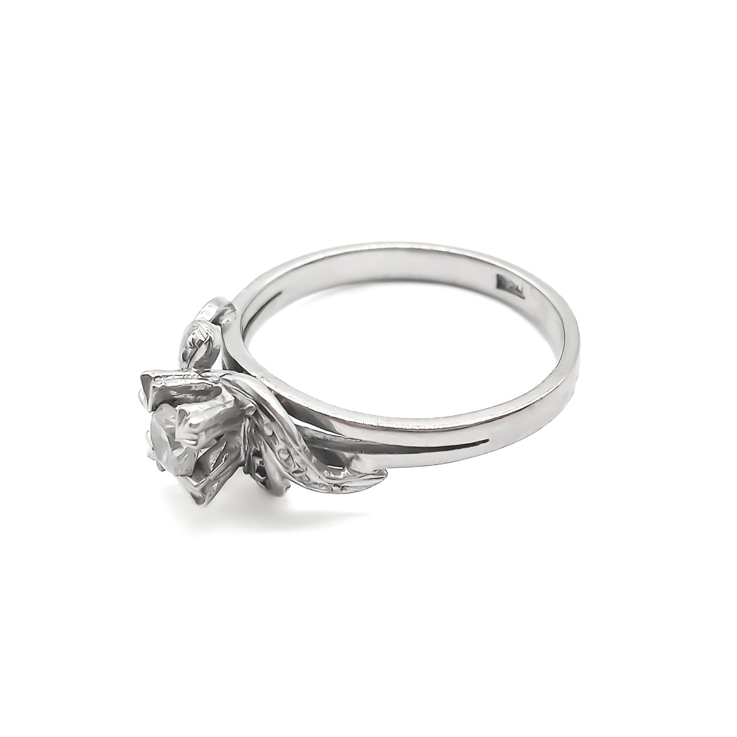  Classic 18ct white gold solitaire diamond ring with lovely flourish detail. 