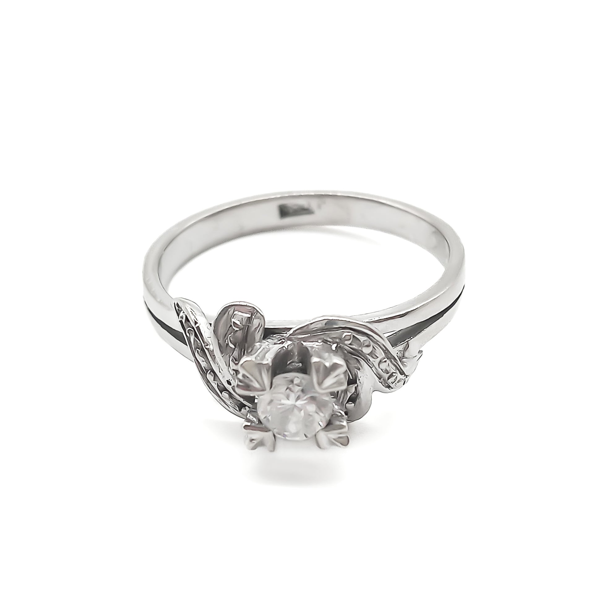  Classic 18ct white gold solitaire diamond ring with lovely flourish detail. 
