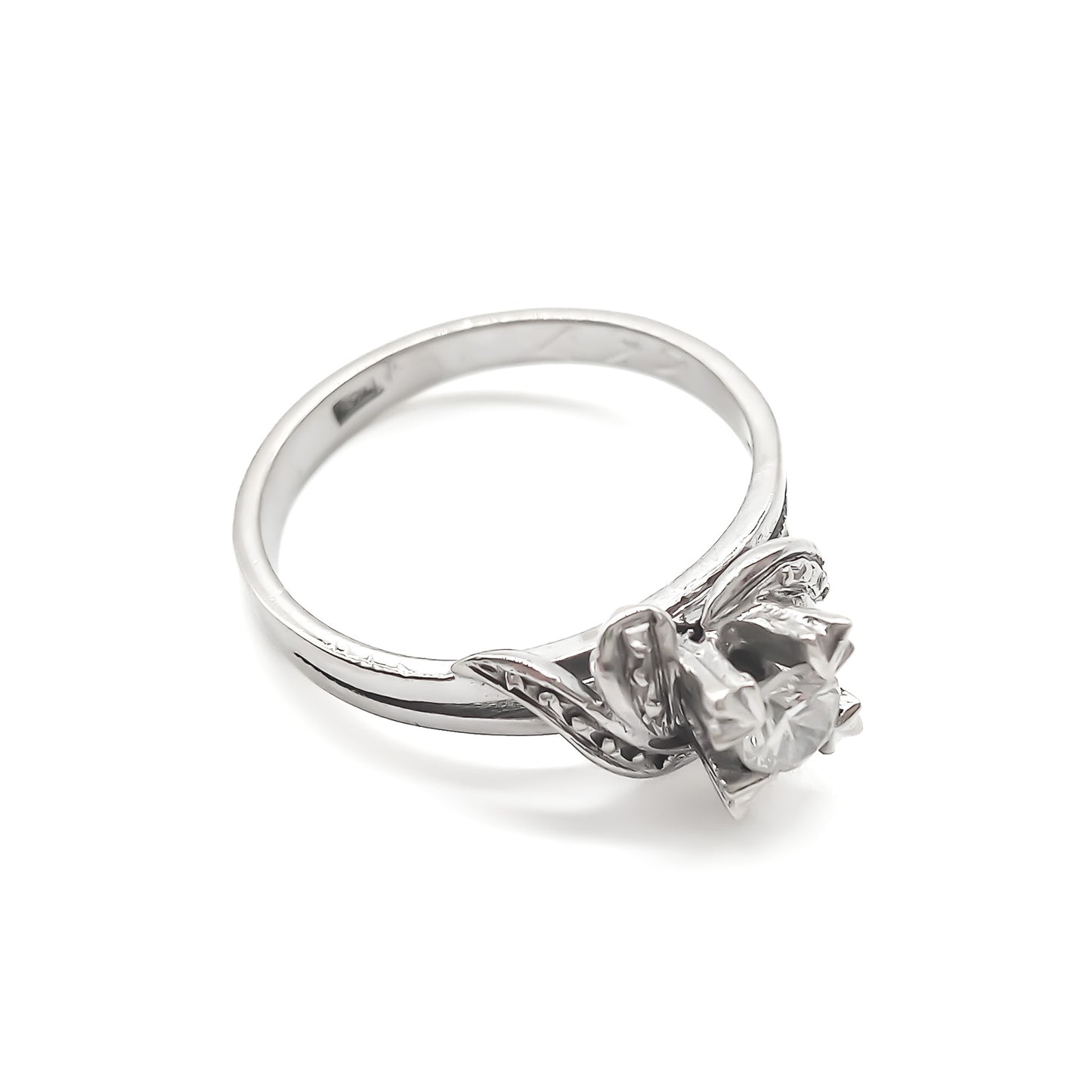 Classic 18ct white gold solitaire diamond ring with lovely flourish detail. 