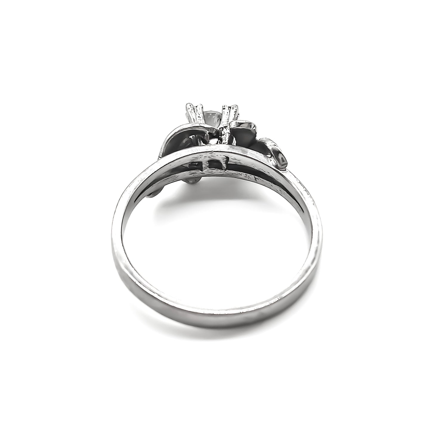  Classic 18ct white gold solitaire diamond ring with lovely flourish detail. 