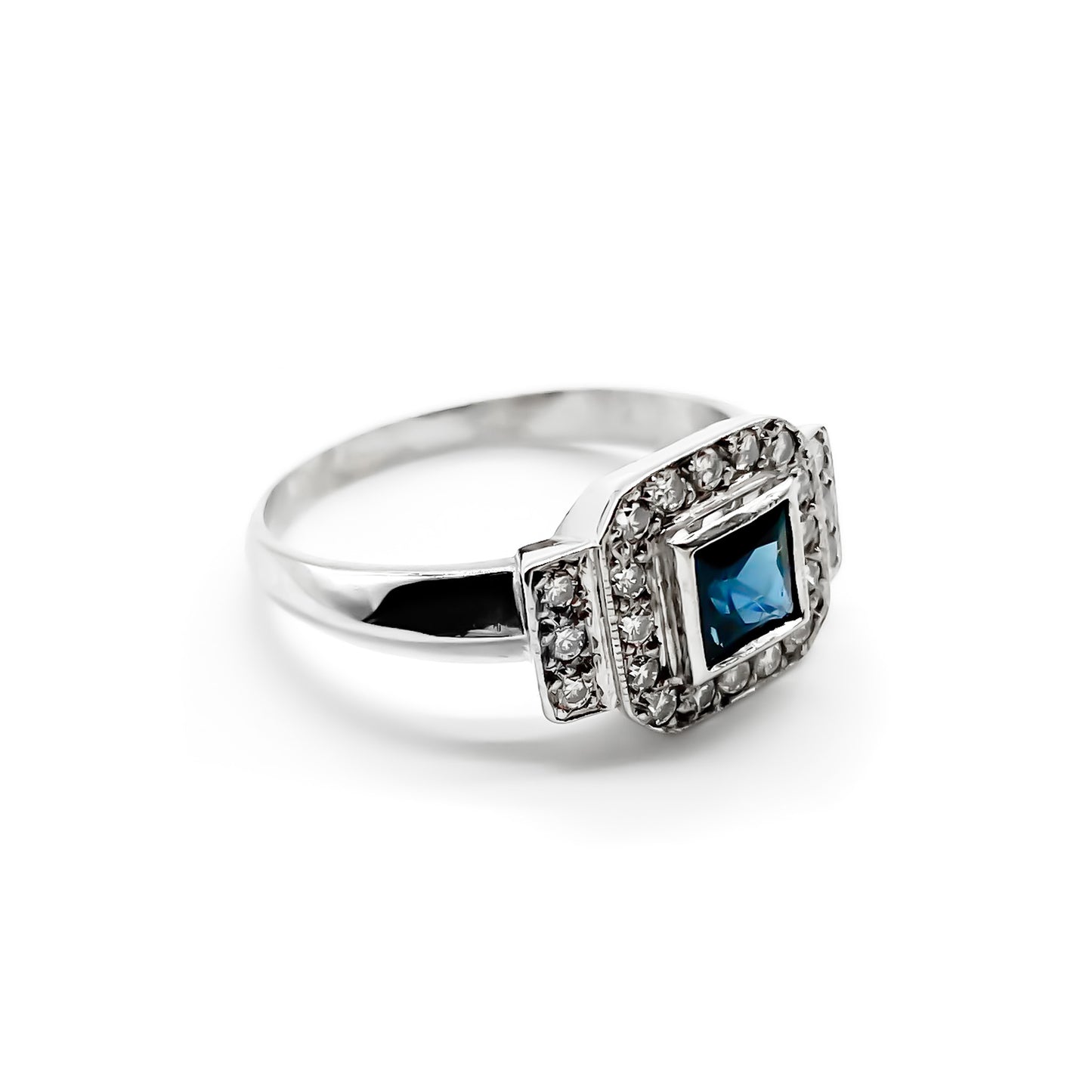 Stunning 18ct white gold ring set with a princess cut sapphire and twenty-two small sparkling diamonds.