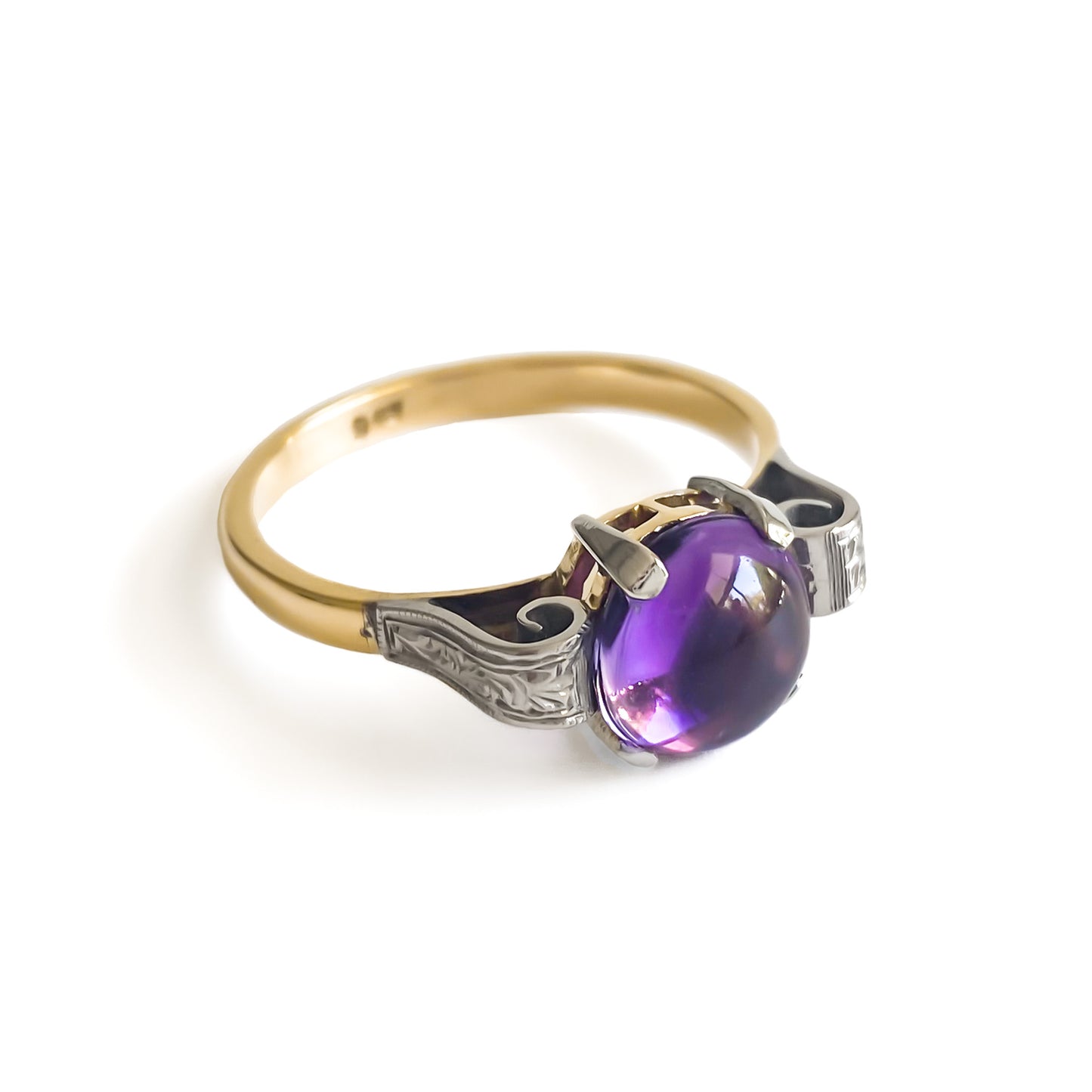 Lovely 9ct yellow gold Art Deco ring set with a round cabochon amethyst. Beautifully engraved 9ct white gold shoulders. Circa 1920’s