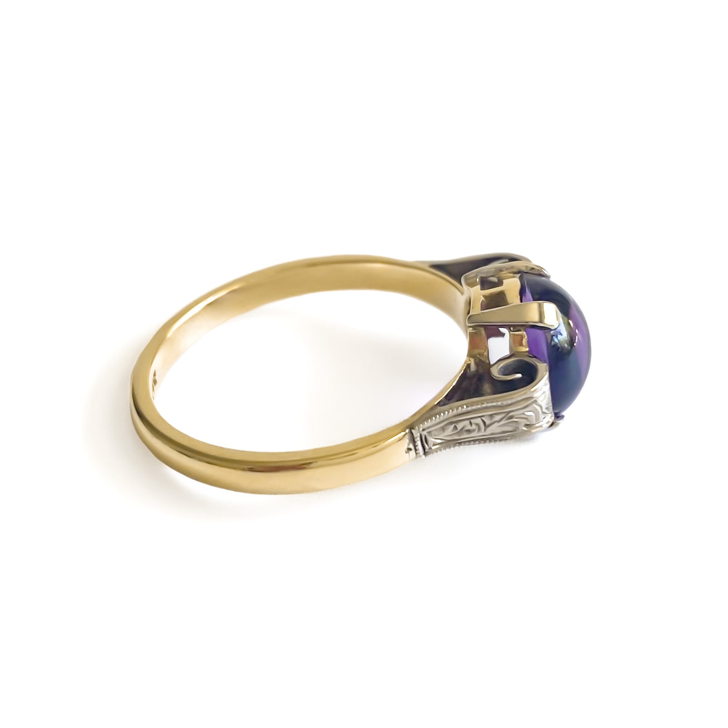 Lovely 9ct yellow gold Art Deco ring set with a round cabochon amethyst. Beautifully engraved 9ct white gold shoulders. Circa 1920’s