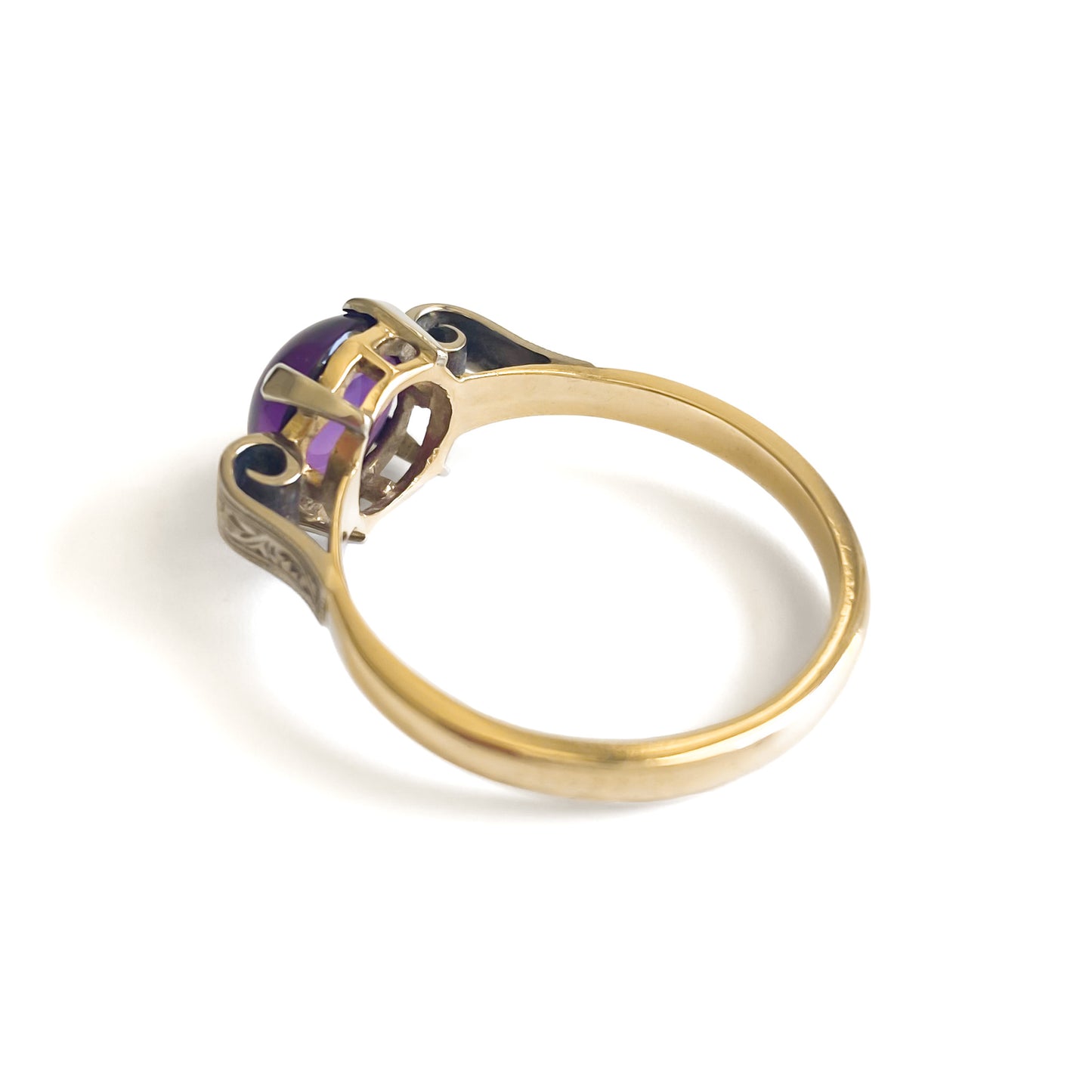 Lovely 9ct yellow gold Art Deco ring set with a round cabochon amethyst. Beautifully engraved 9ct white gold shoulders. Circa 1920’s