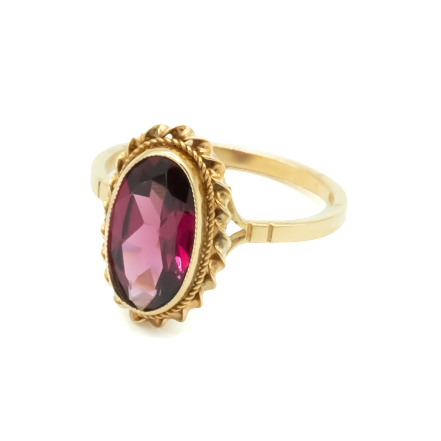 Classic 9ct yellow gold ring with beautifully faceted almandine garnet.  Circa 1940’s