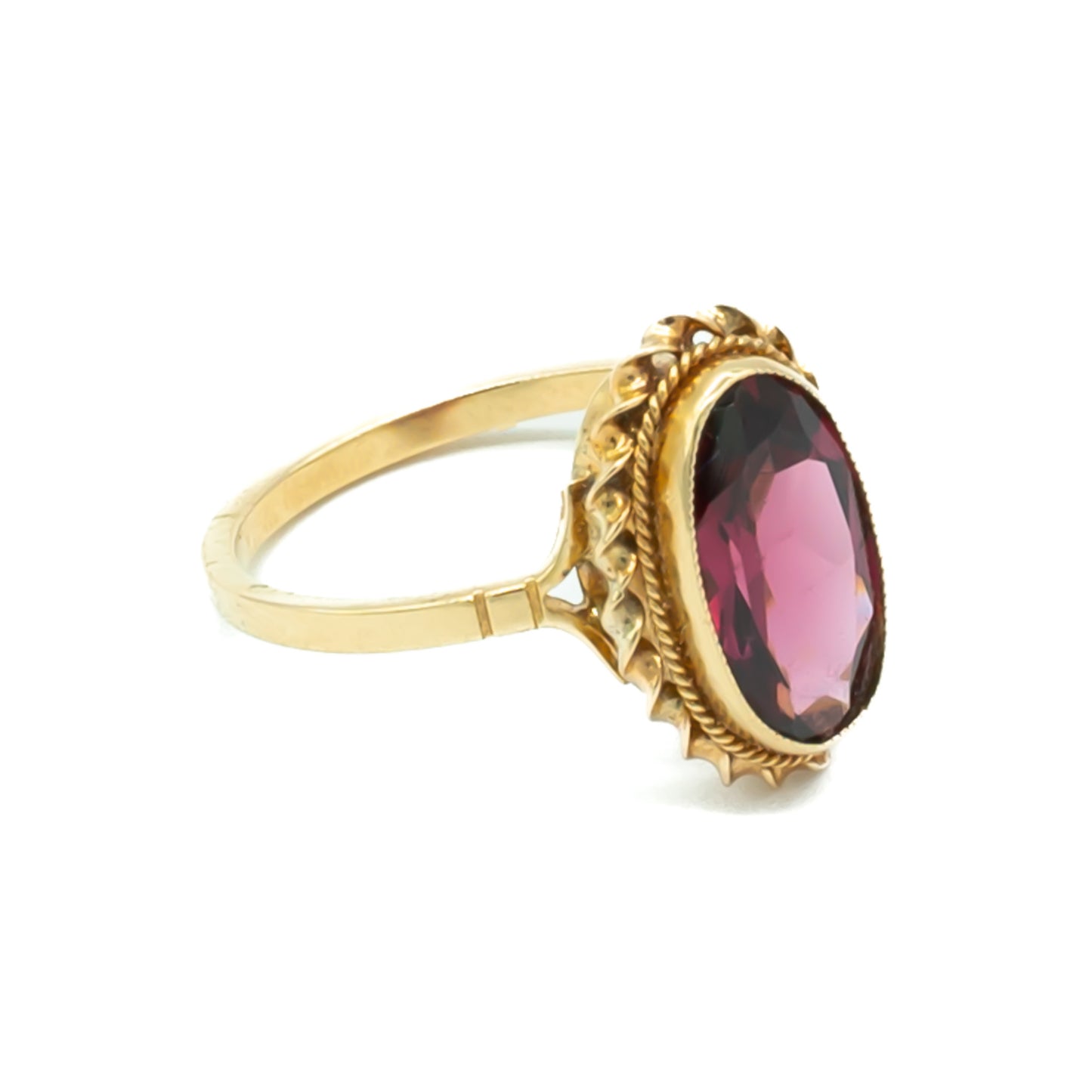 Classic 9ct yellow gold ring with beautifully faceted almandine garnet.  Circa 1940’s