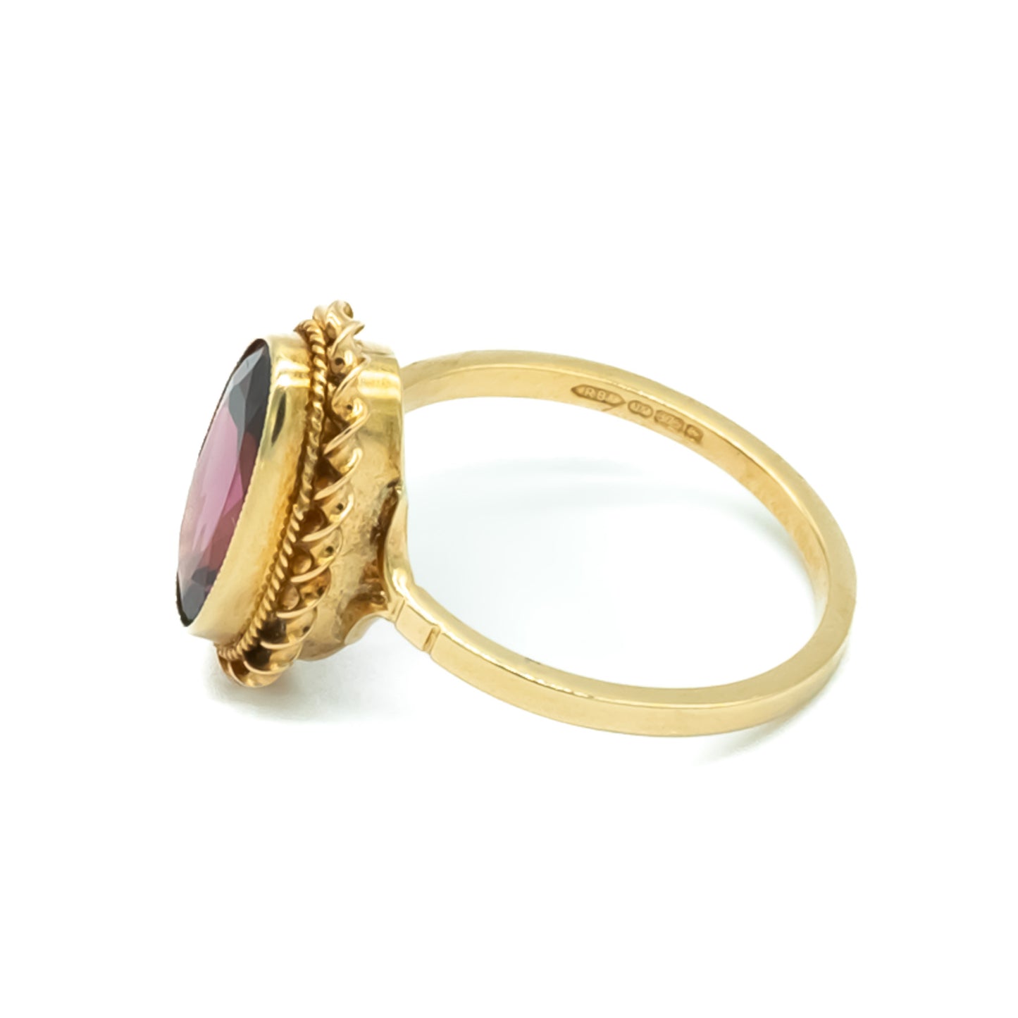 Classic 9ct yellow gold ring with beautifully faceted almandine garnet.  Circa 1940’s