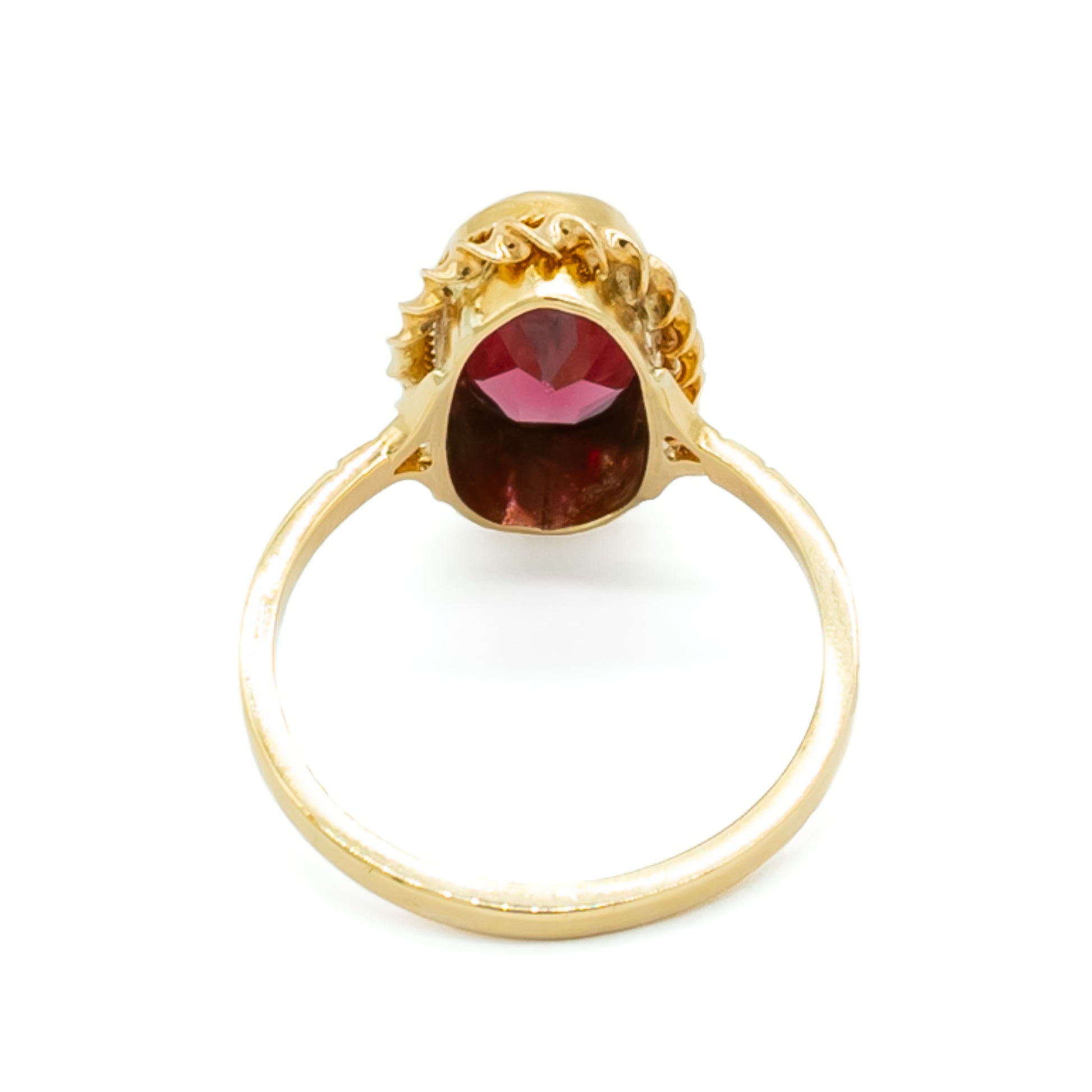 Classic 9ct yellow gold ring with beautifully faceted almandine garnet.  Circa 1940’s