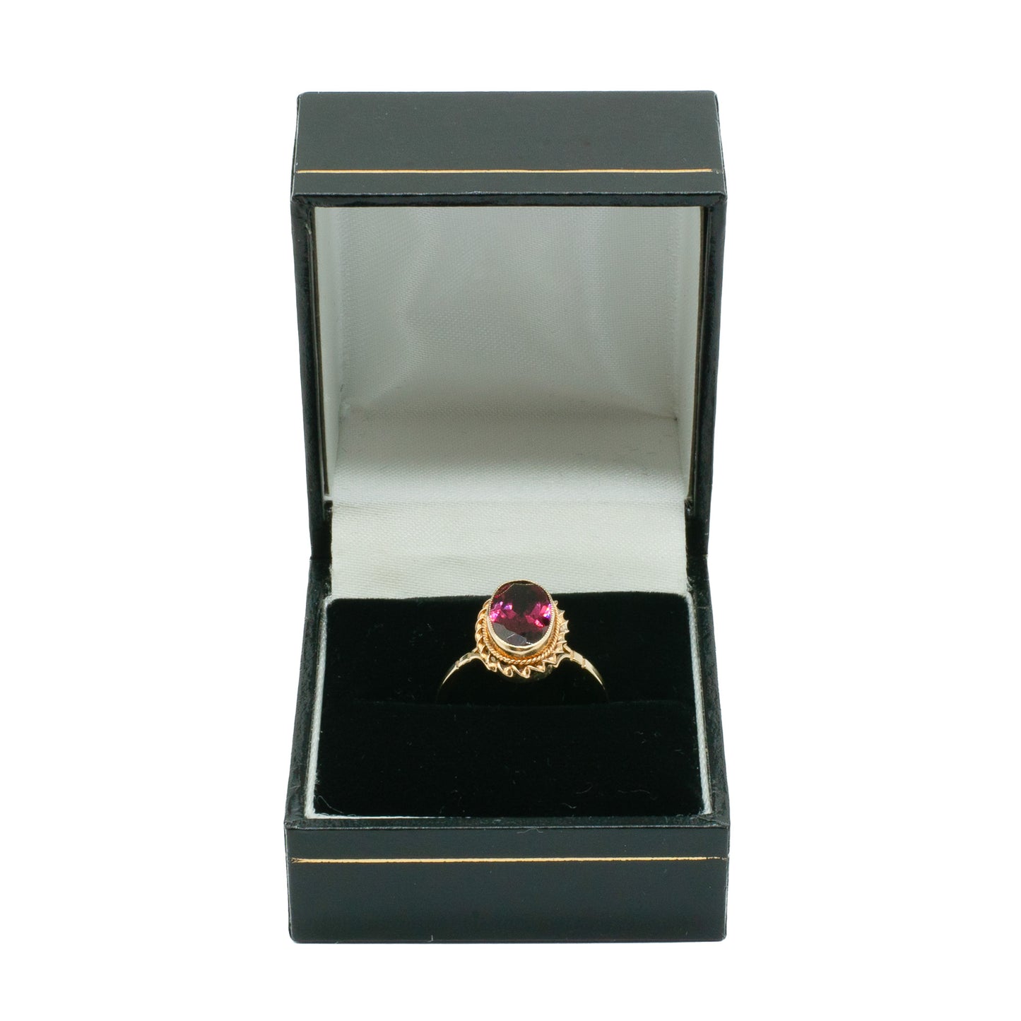 Classic 9ct yellow gold ring with beautifully faceted almandine garnet. Circa 1940’s