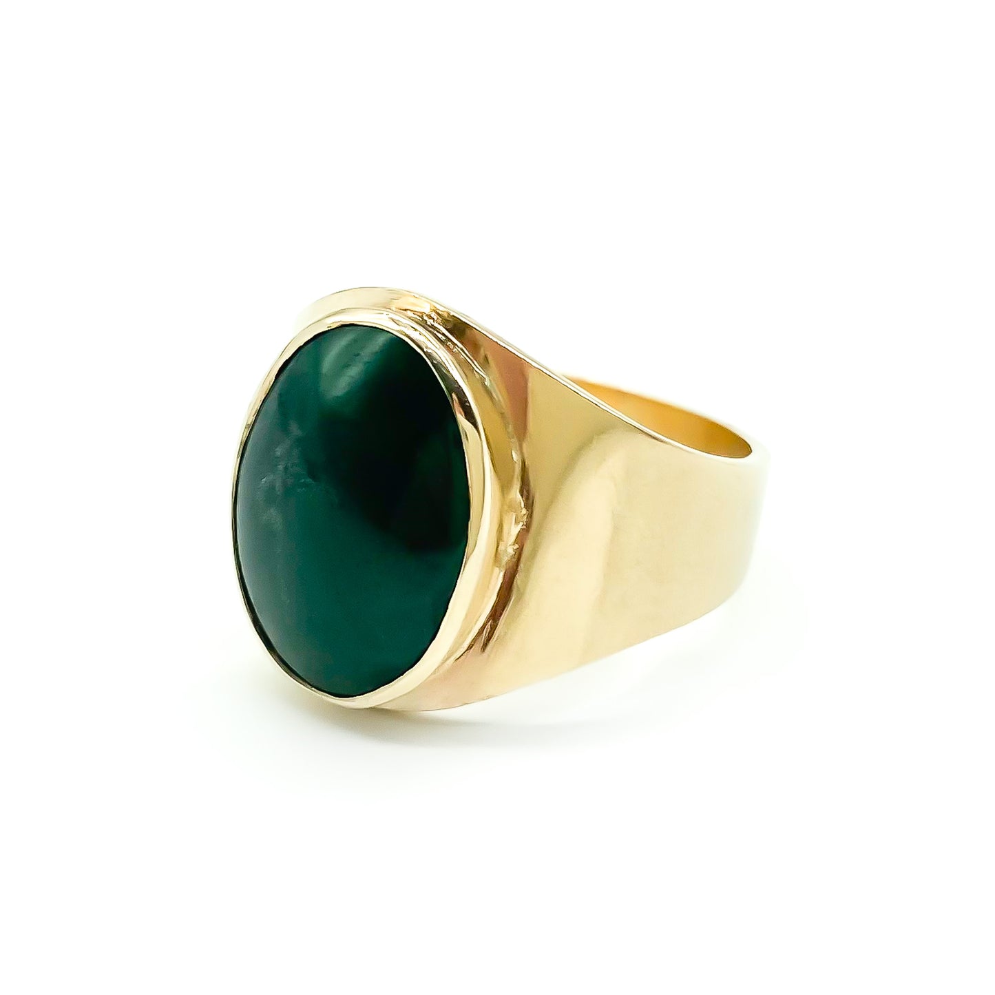 Lovely 9ct gold ring set with a beautiful dark green cabochon jade stone.