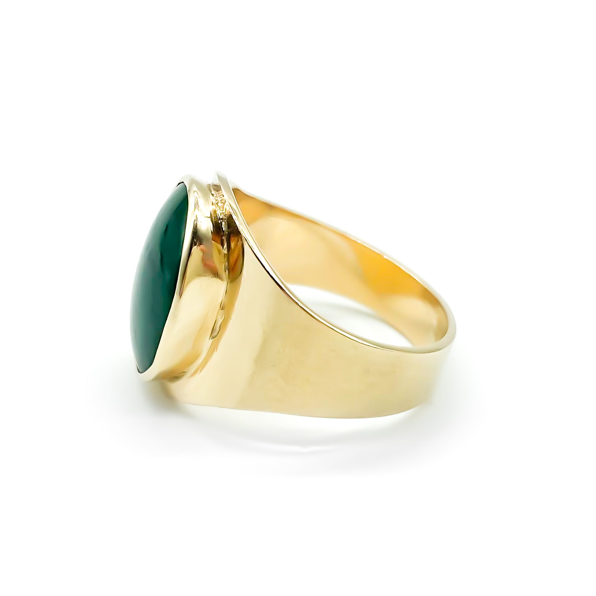 Lovely 9ct gold ring set with a beautiful dark green cabochon jade stone.