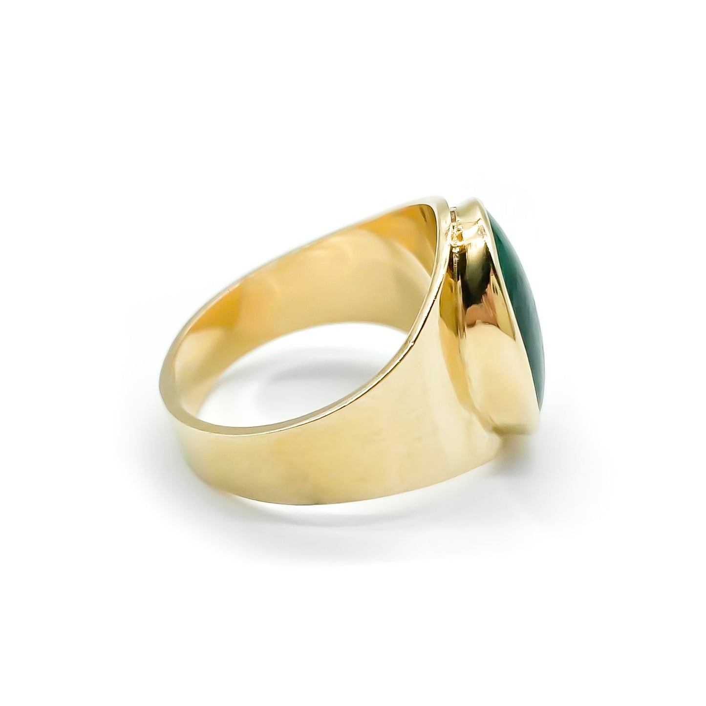 Lovely 9ct gold ring set with a beautiful dark green cabochon jade stone.