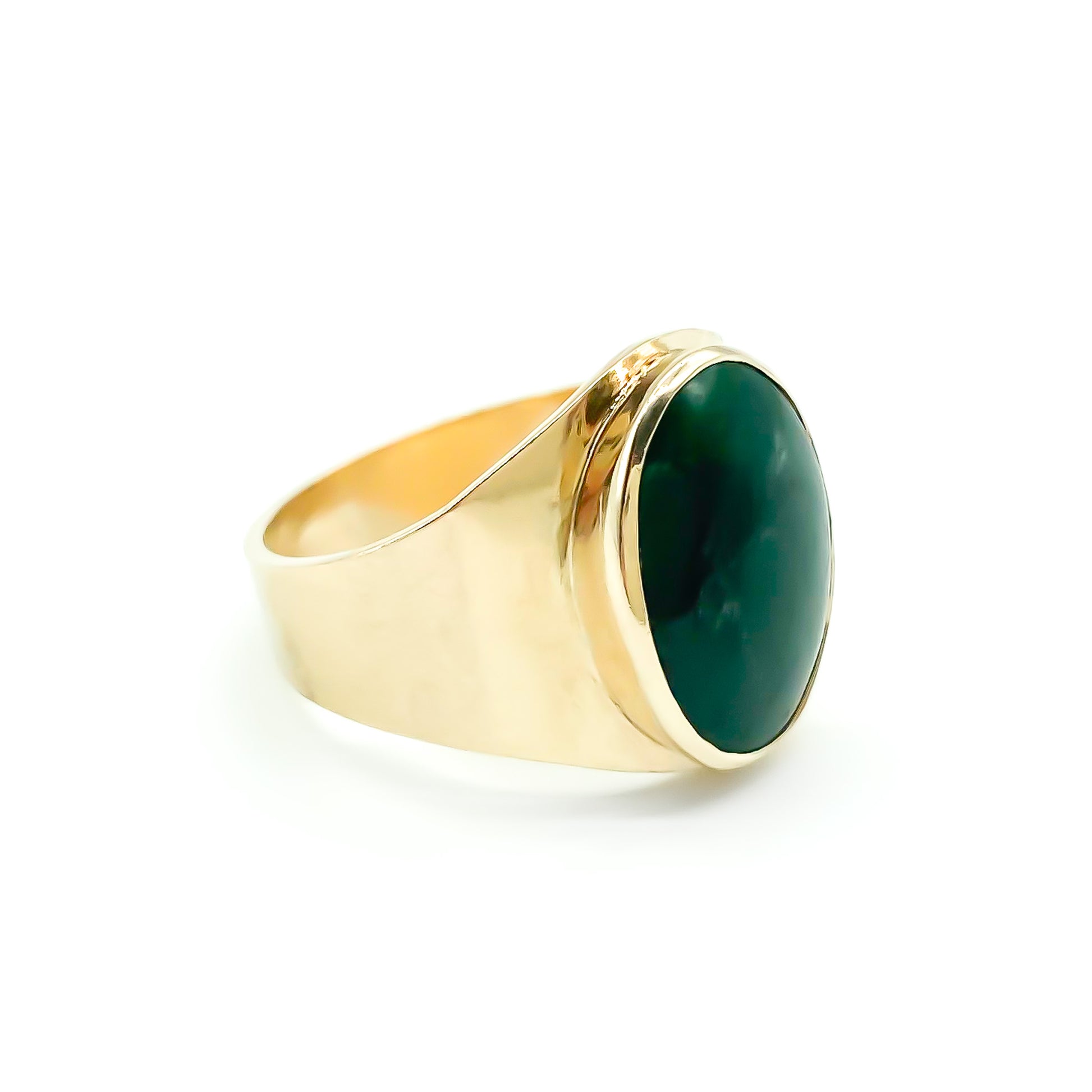 Lovely 9ct gold ring set with a beautiful dark green cabochon jade stone.