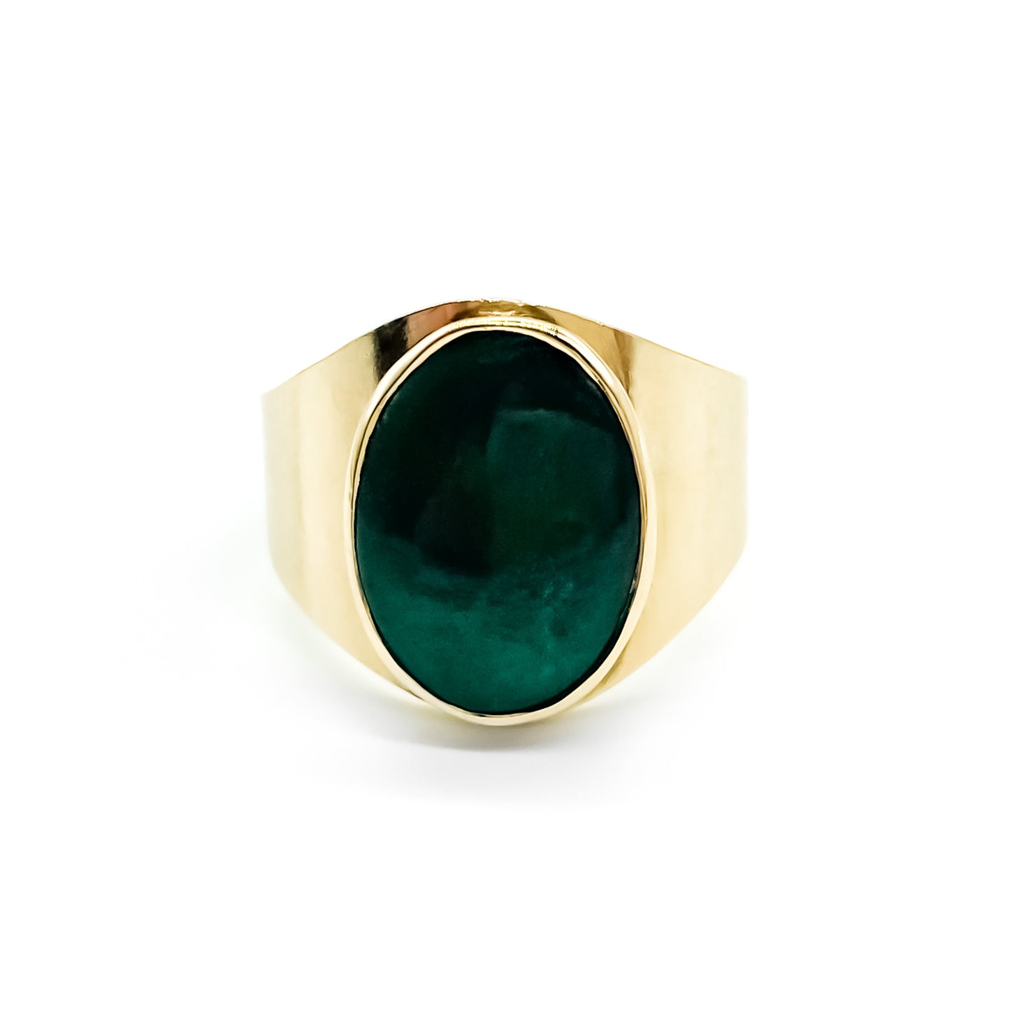 Lovely 9ct gold ring set with a beautiful dark green cabochon jade stone.