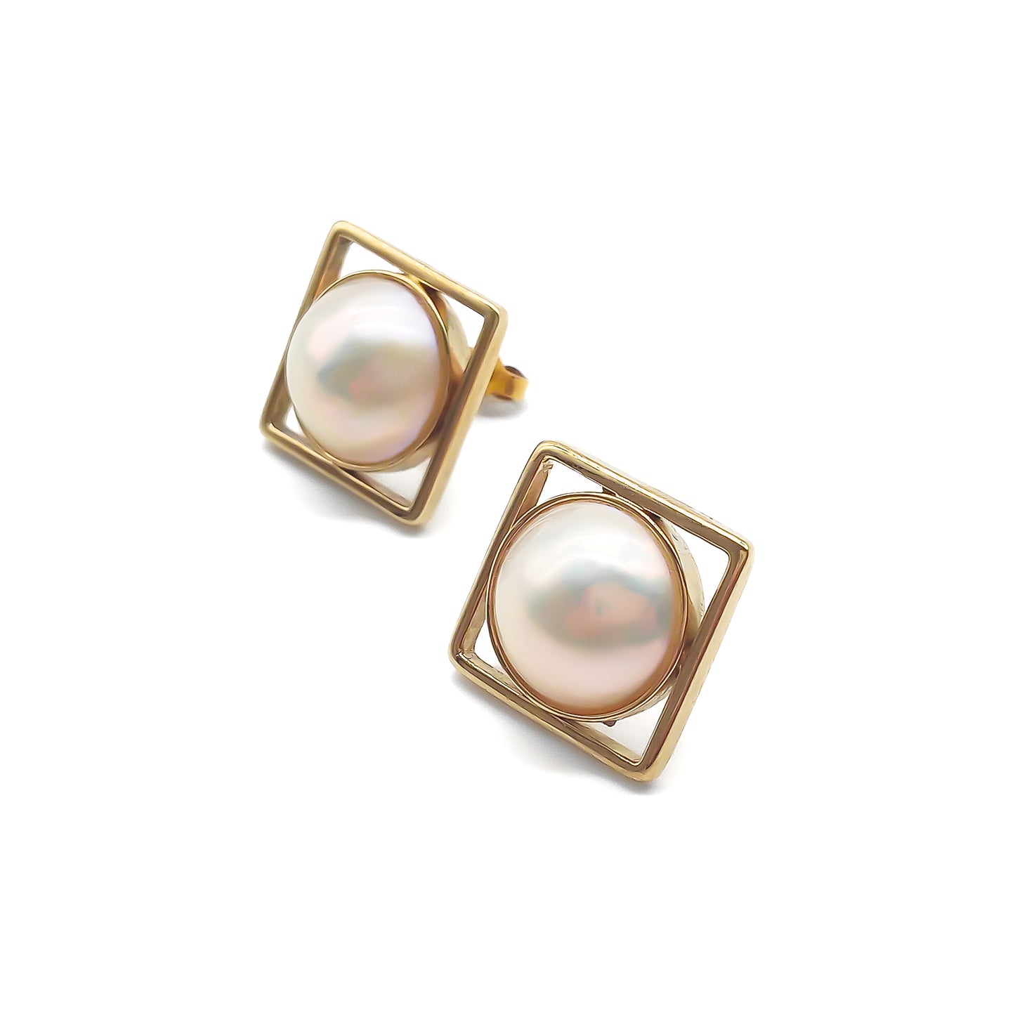 Classic 9ct gold stud earrings set with lustrous mabé pearls.