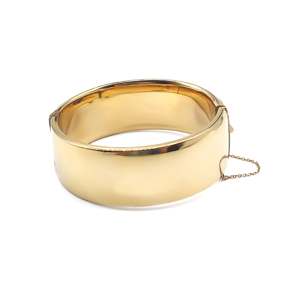 Stunning 9ct gold metal core bangle with beautiful engraving. Circa 1940’s