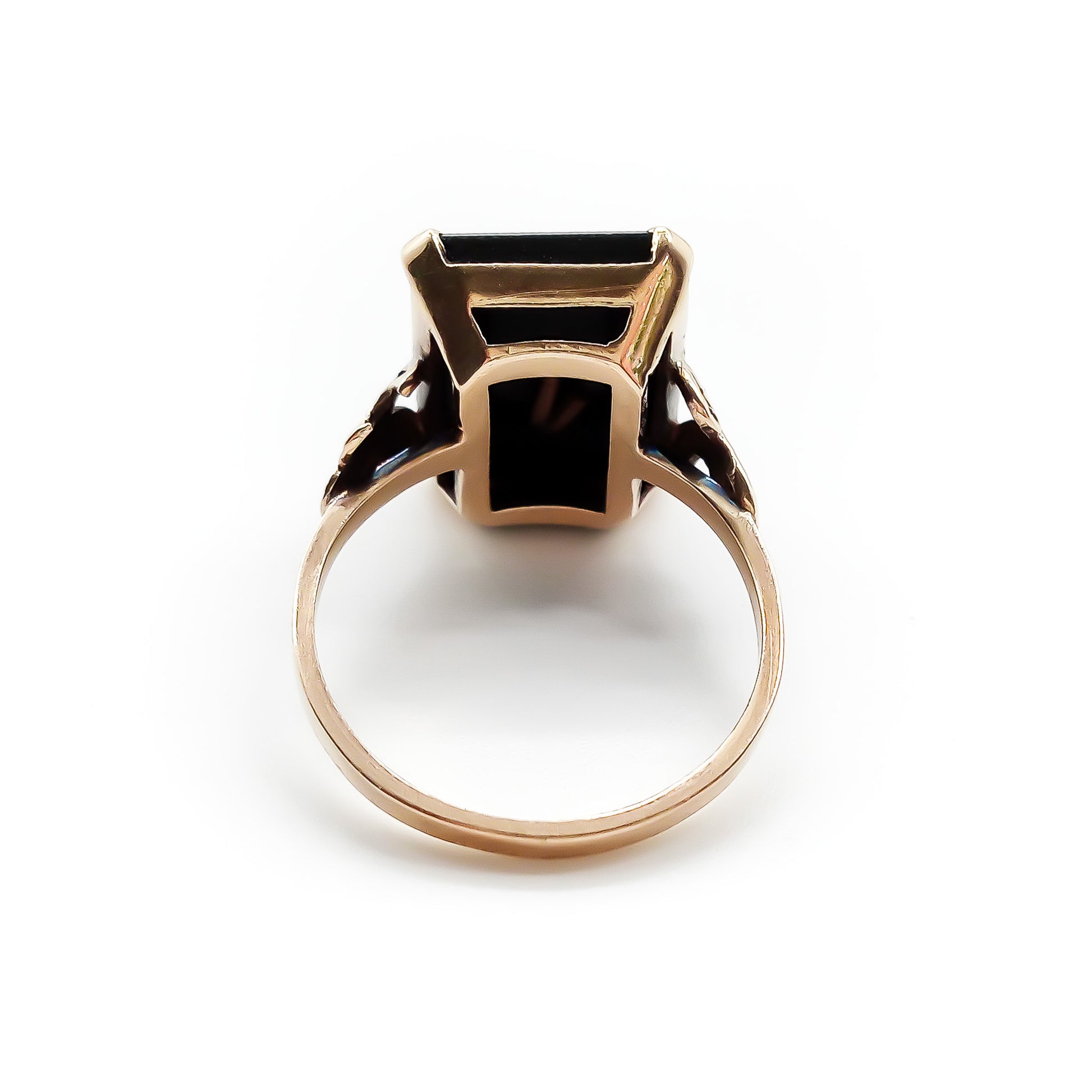 Charming 9ct rose gold and onyx signet ring with a fancy script letter “P”. Circa 1930’s