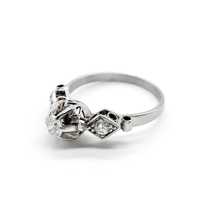 Classic platinum Art Deco three stone diamond ring. Argentina