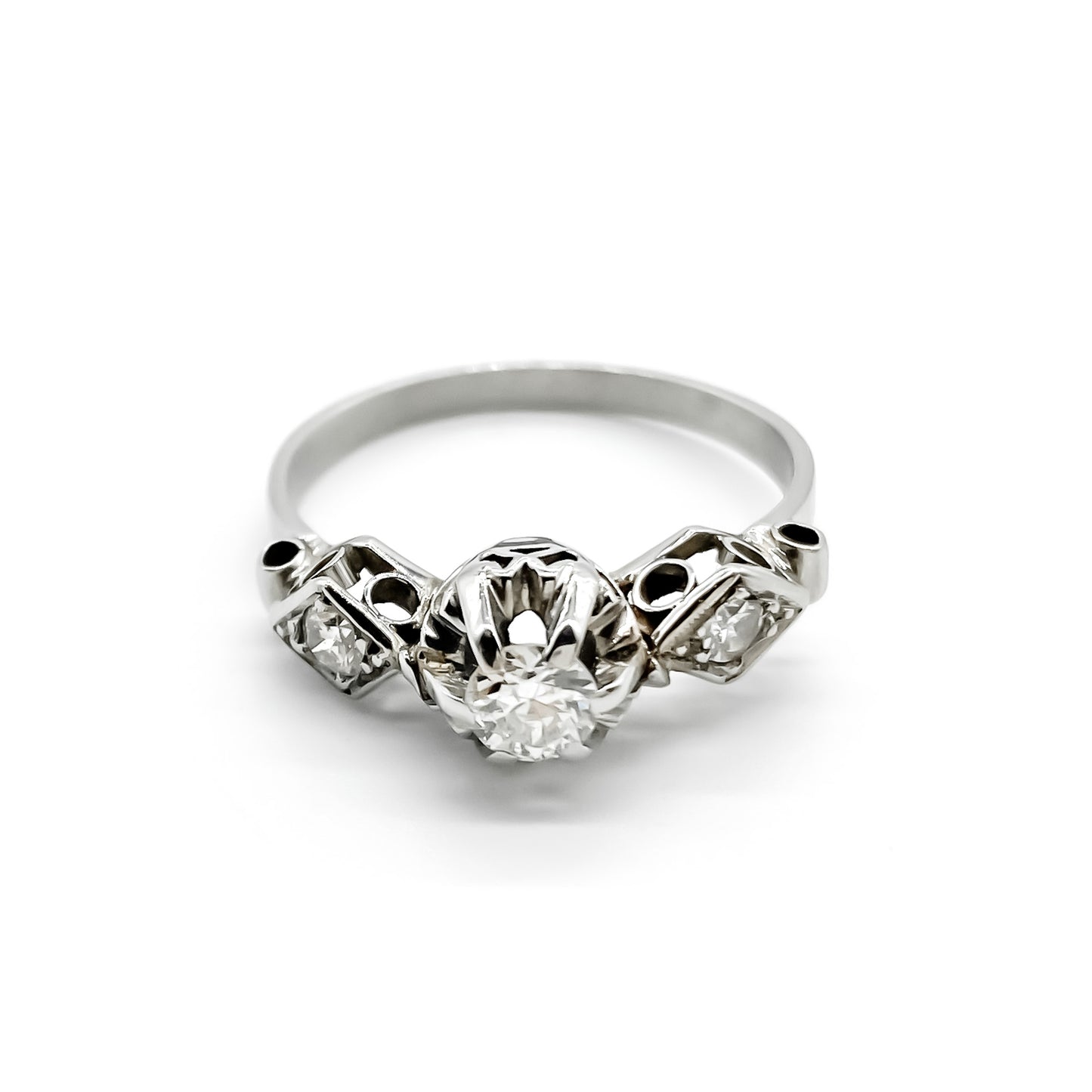 Classic platinum Art Deco three stone diamond ring. Argentina