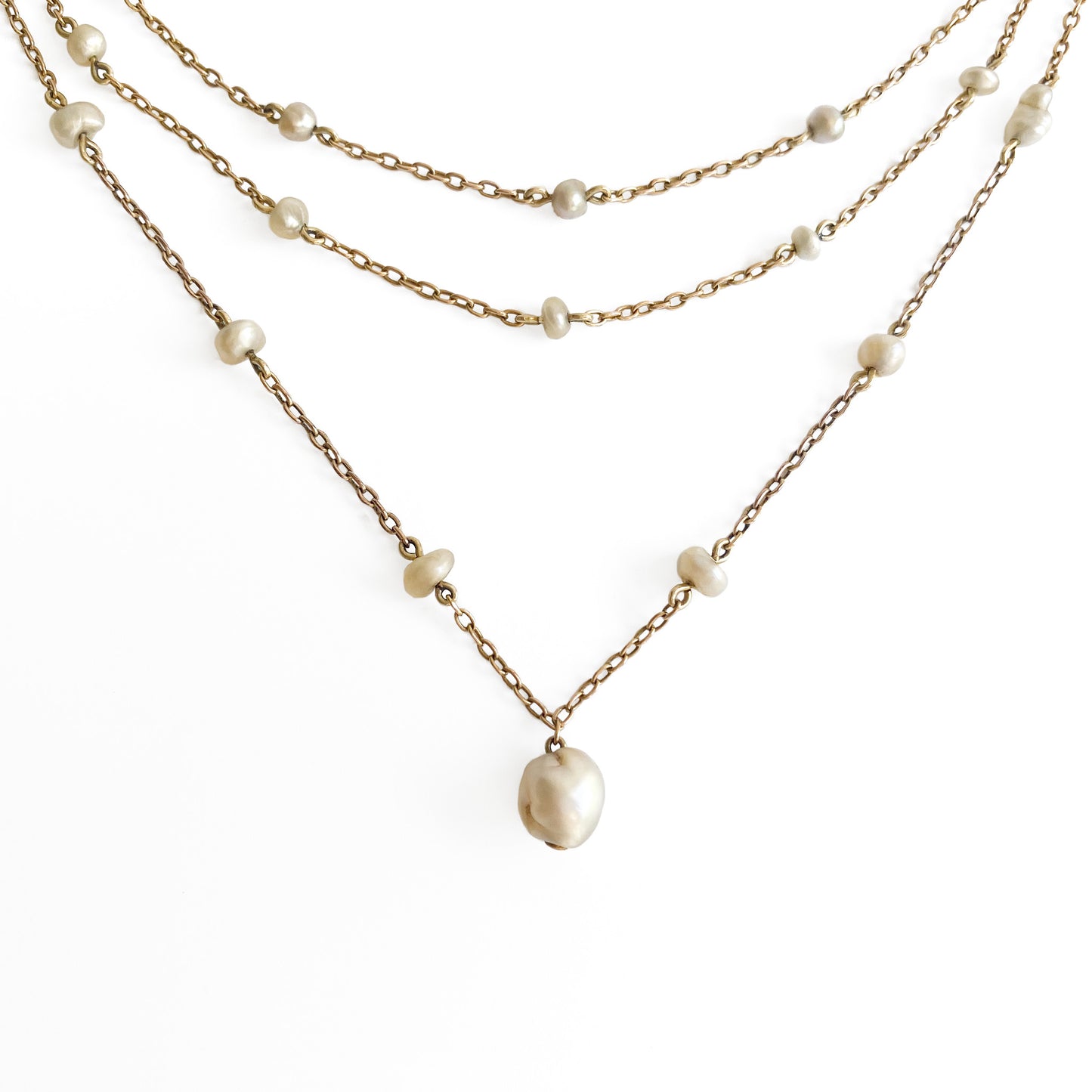Stunning Edwardian 14ct yellow gold chain interspersed with graduating natural pearls and a larger pearl drop. Clasp attached to safety chain and set with six small seed pearls.