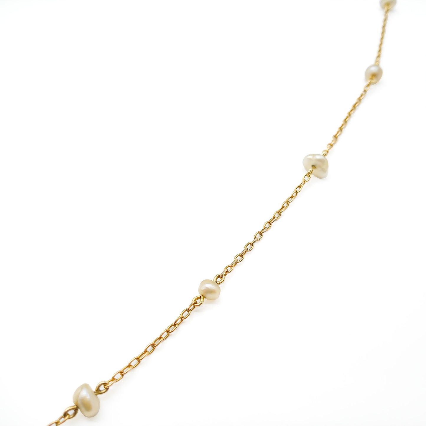 Stunning Edwardian 14ct yellow gold chain interspersed with graduating natural pearls and a larger pearl drop. Clasp attached to safety chain and set with six small seed pearls.