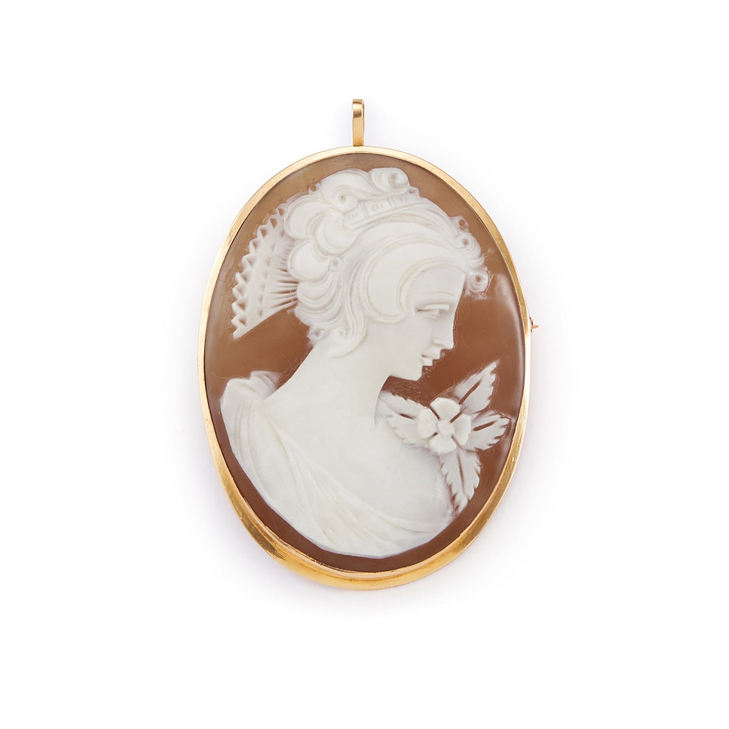 Beautifully carved Edwardian cameo depicting a silhouette of a lady, set in an 18ct gold frame. Can also be worn as a brooch.