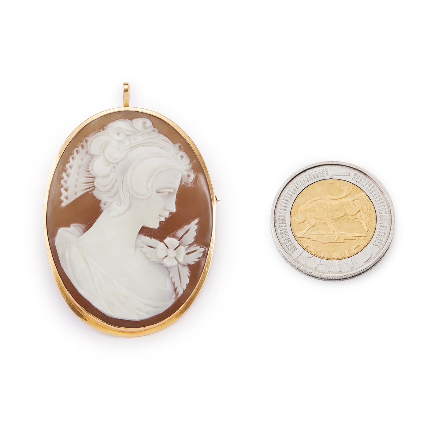 Beautifully carved Edwardian cameo depicting a silhouette of a lady, set in an 18ct gold frame. Can also be worn as a brooch.