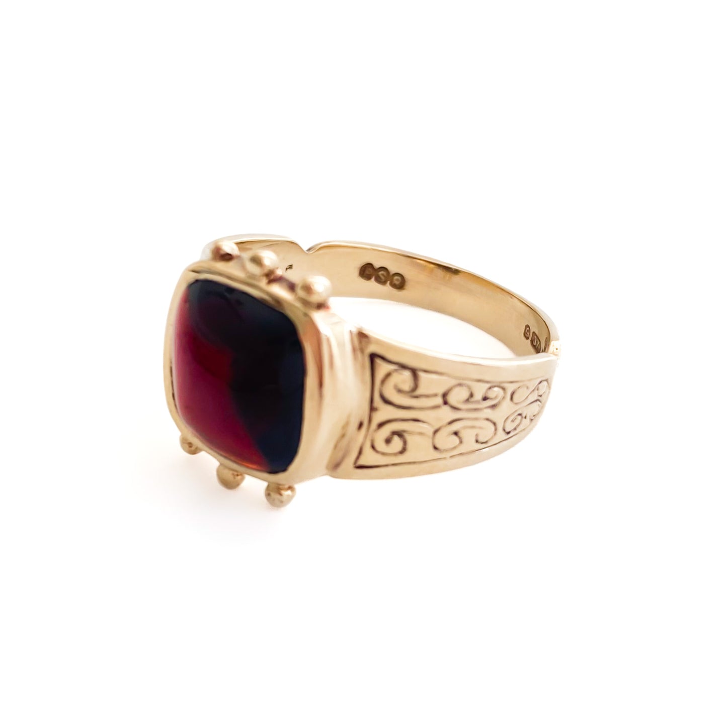 Edwardian 9ct gold ring with beautifully engraved shoulders and a deep red cabochon garnet. London