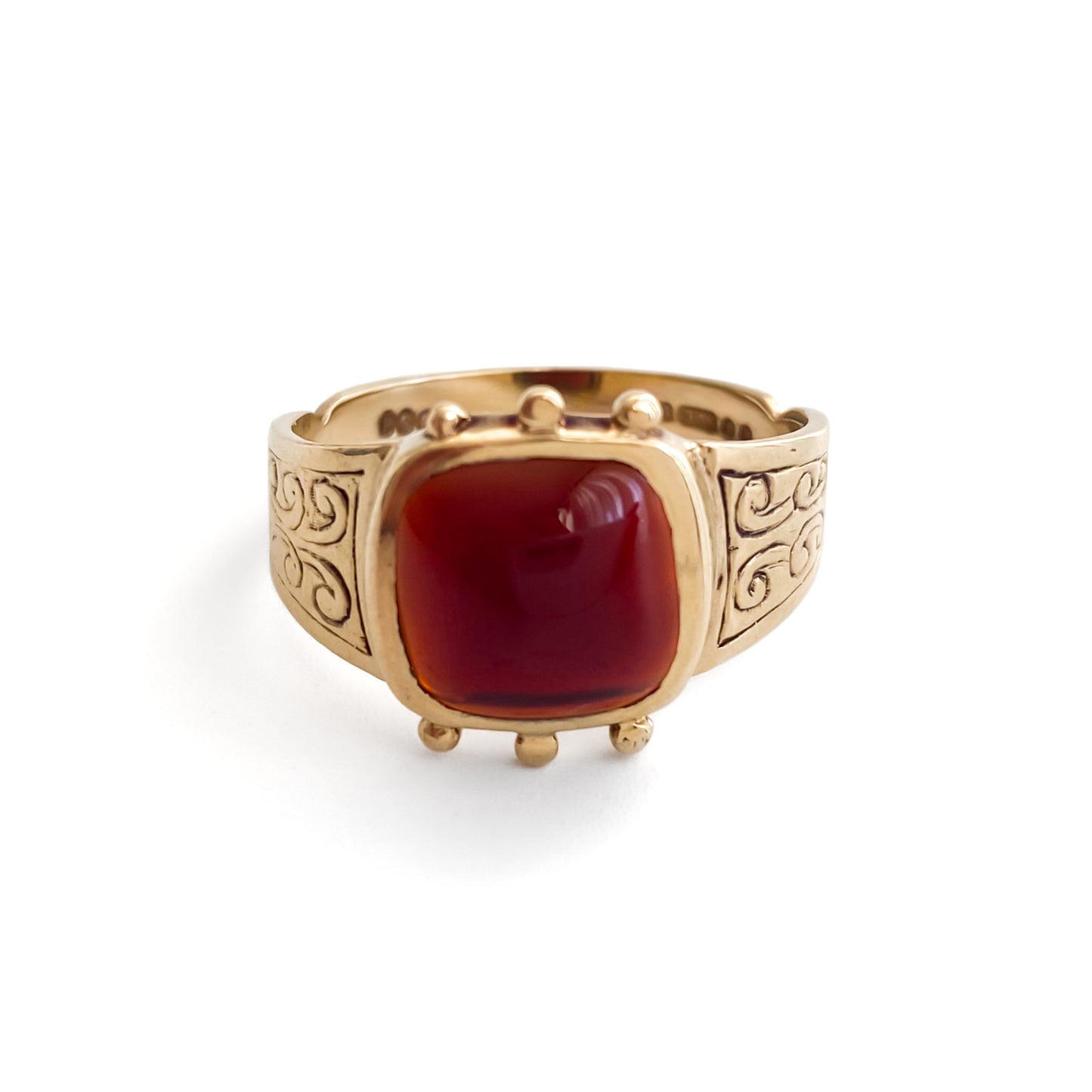 Edwardian 9ct gold ring with beautifully engraved shoulders and a deep red cabochon garnet. London