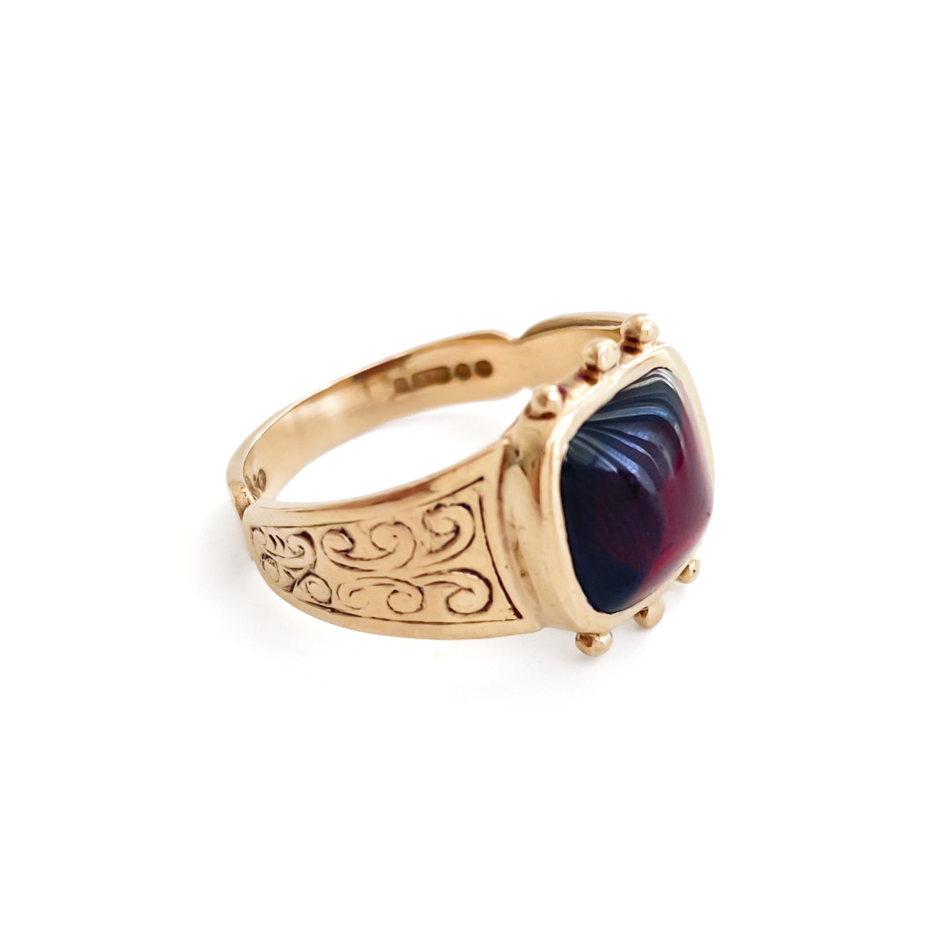 Edwardian 9ct gold ring with beautifully engraved shoulders and a deep red cabochon garnet. London