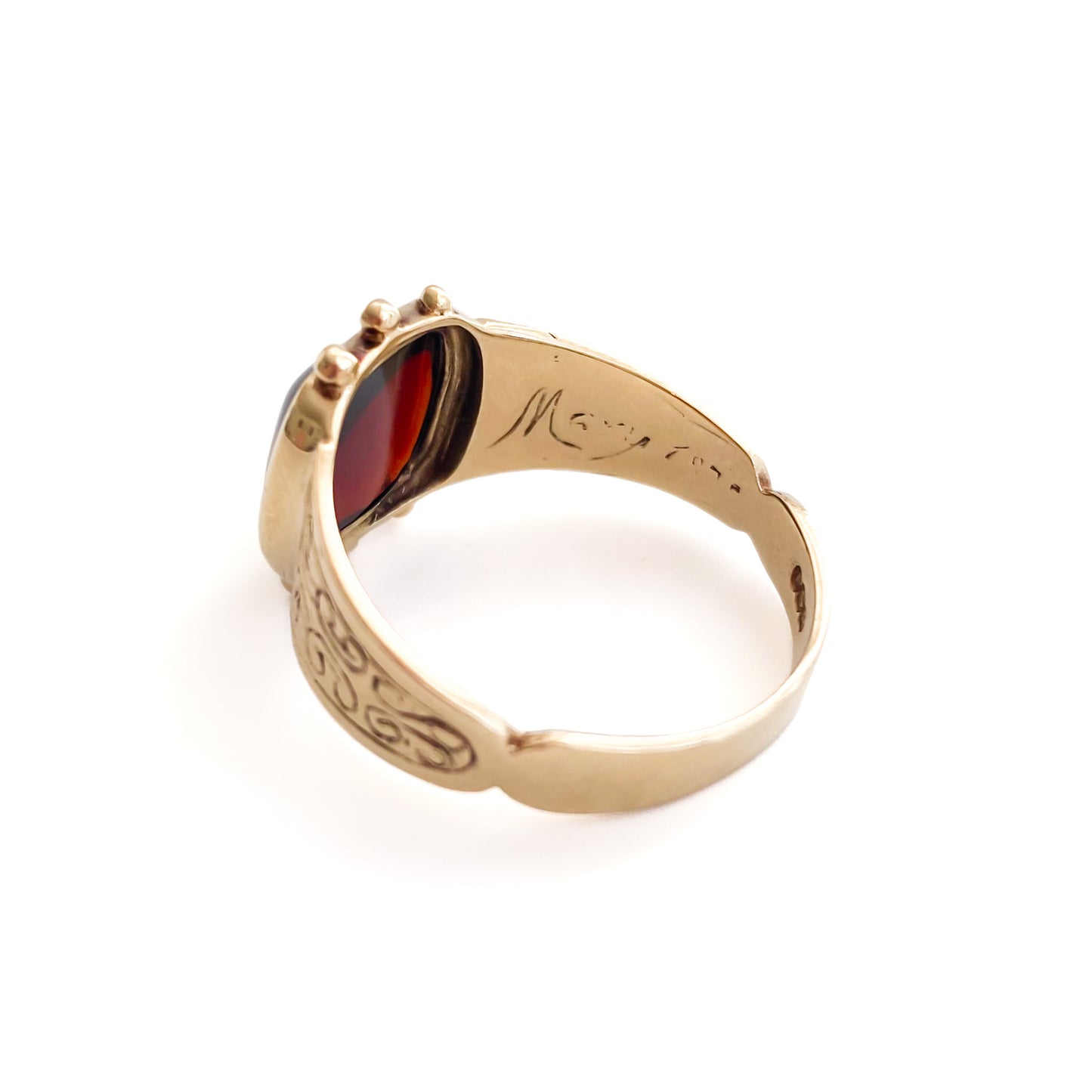 Edwardian 9ct gold ring with beautifully engraved shoulders and a deep red cabochon garnet. London