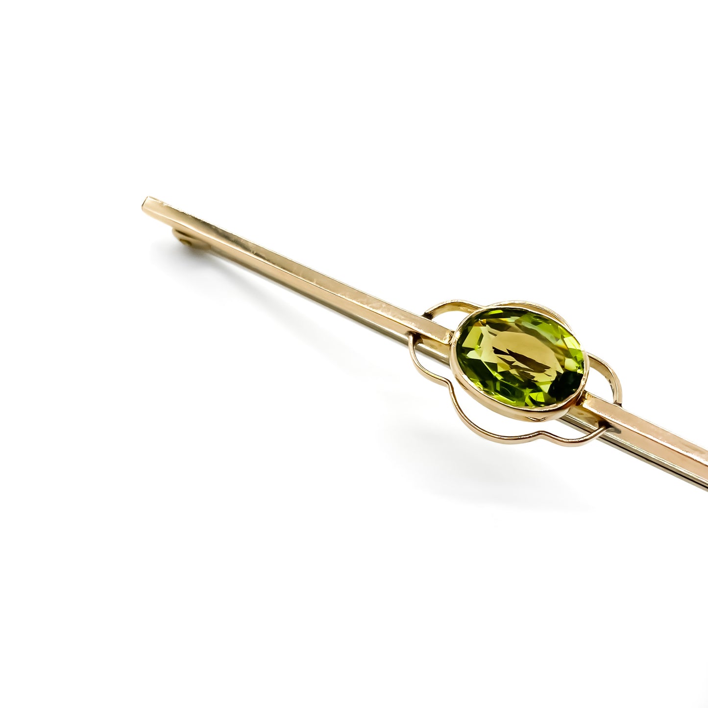 Pretty 9ct rose gold Edwardian bar brooch set with a beautiful oval peridot.