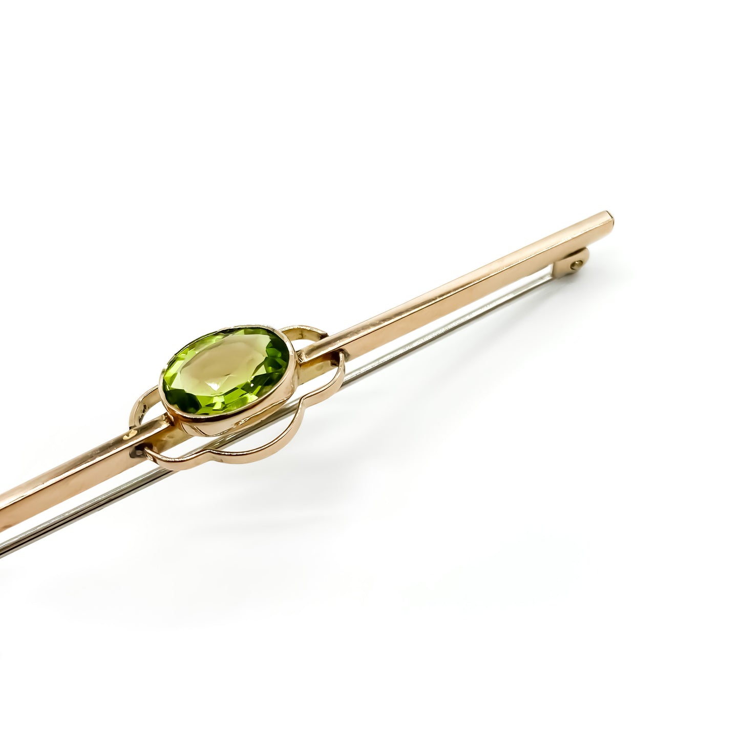 Pretty 9ct rose gold Edwardian bar brooch set with a beautiful oval peridot.