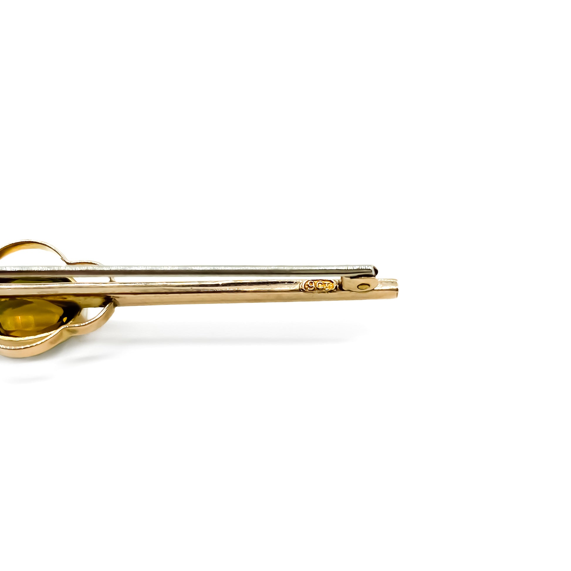 Pretty 9ct rose gold Edwardian bar brooch set with a beautiful oval peridot.