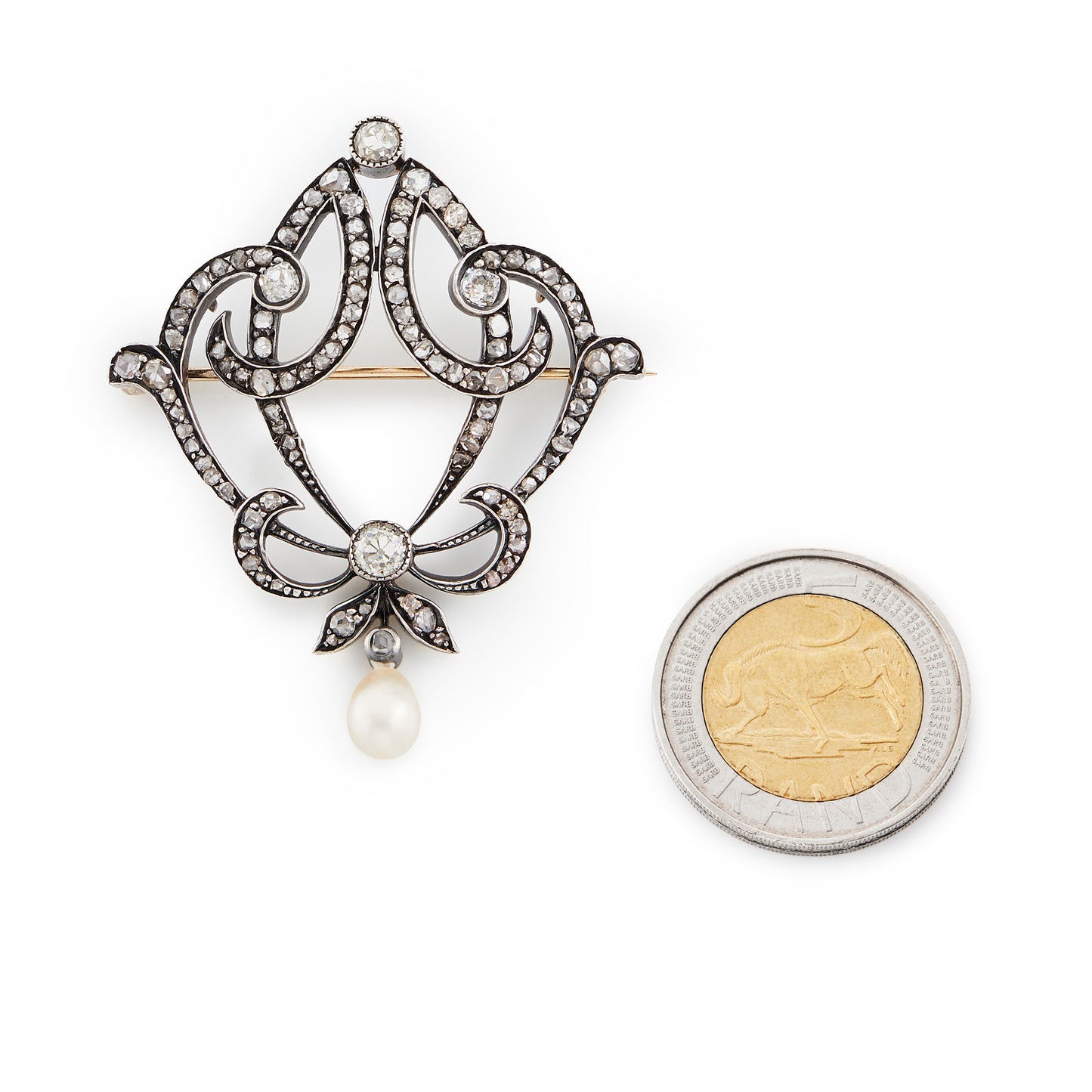 Magnificent Edwardian 18ct gold and silver diamond brooch with a strong Art Nouveau influence. Set with four rose cut diamonds and ninety-nine mine cuts, as well as a pearl drop. The piece has two side loops in order to be made into a pendant.