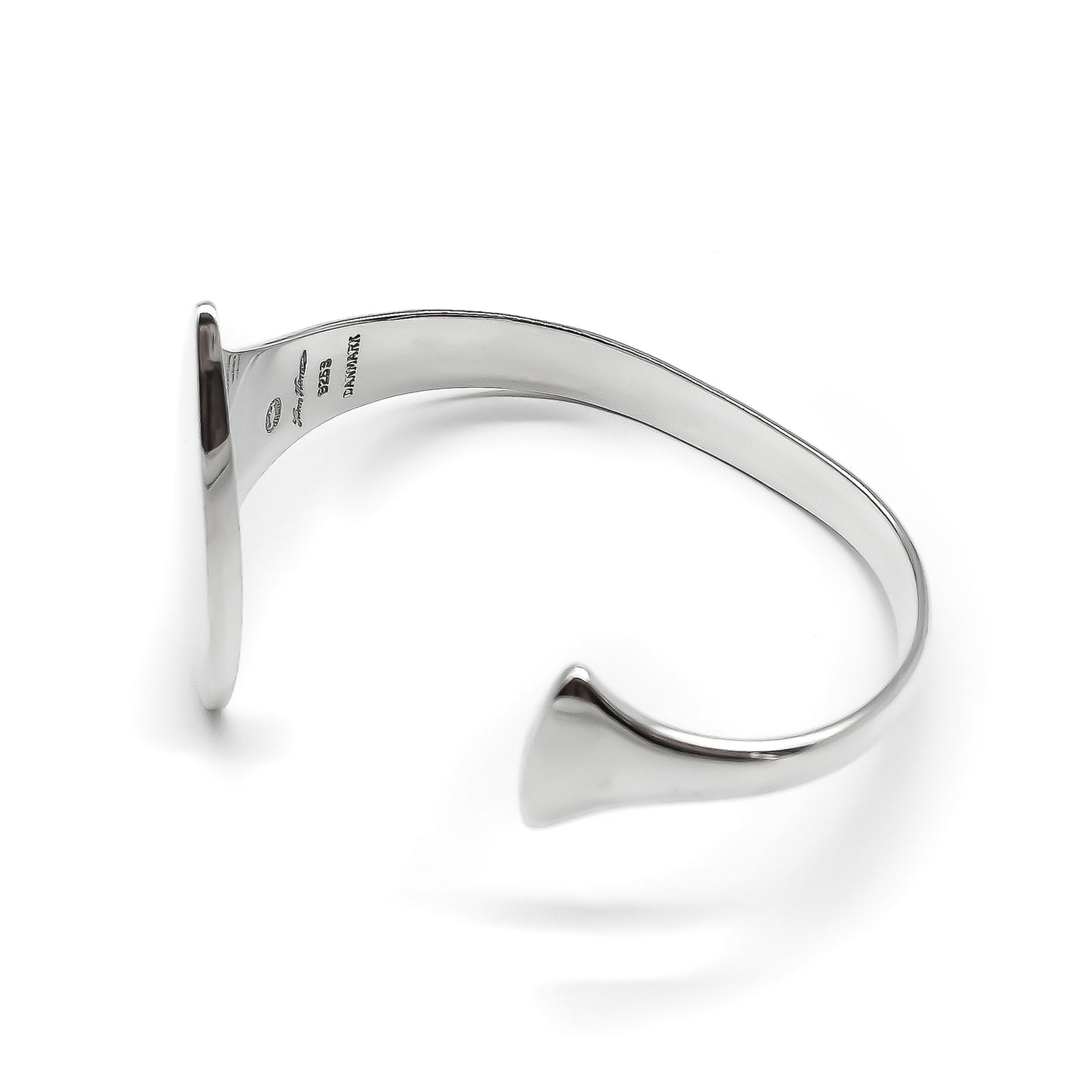 Very stylish vintage Georg Jensen sterling silver bangle designed by Hans Hansen.